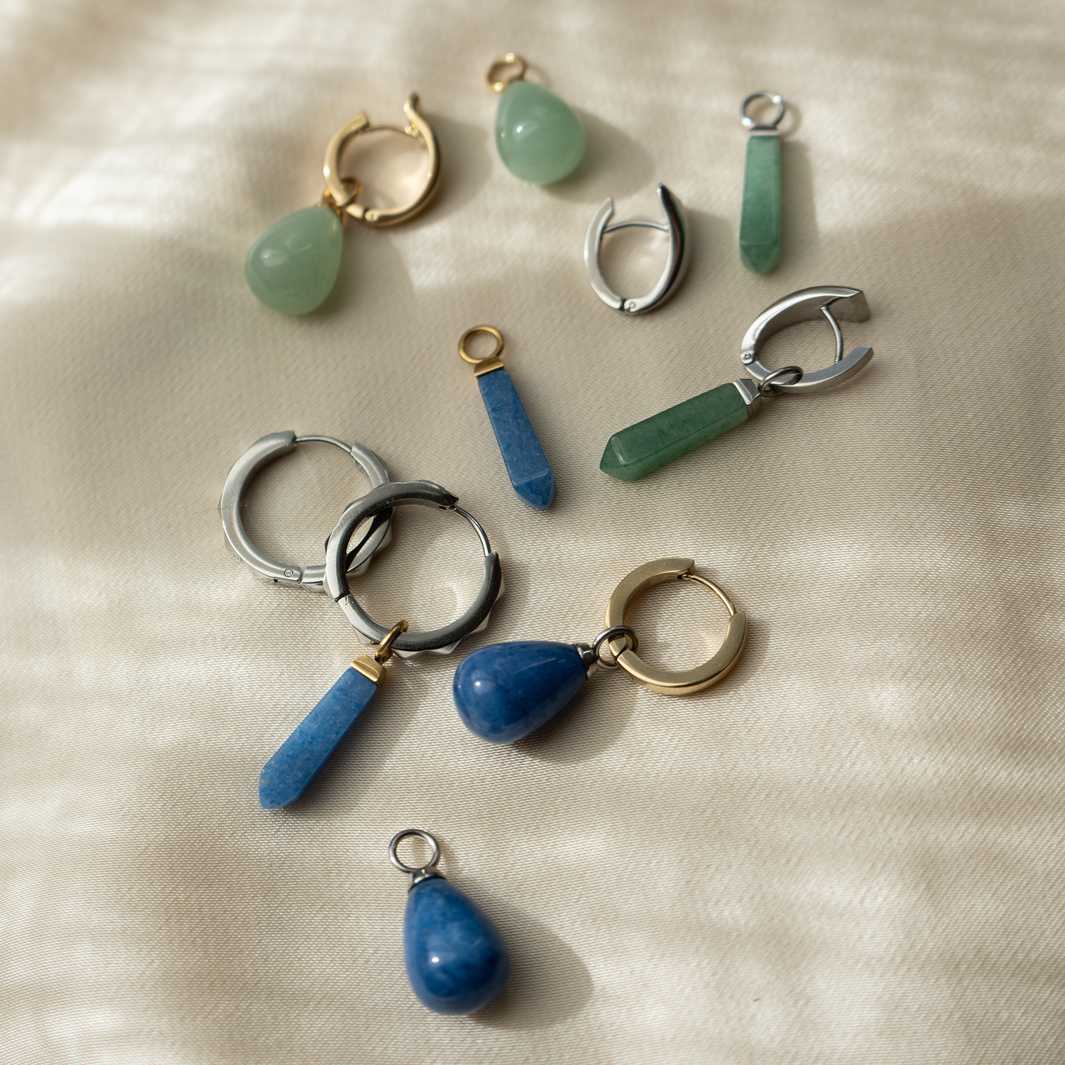 EAR ME UP Charm obélisque or-bleu