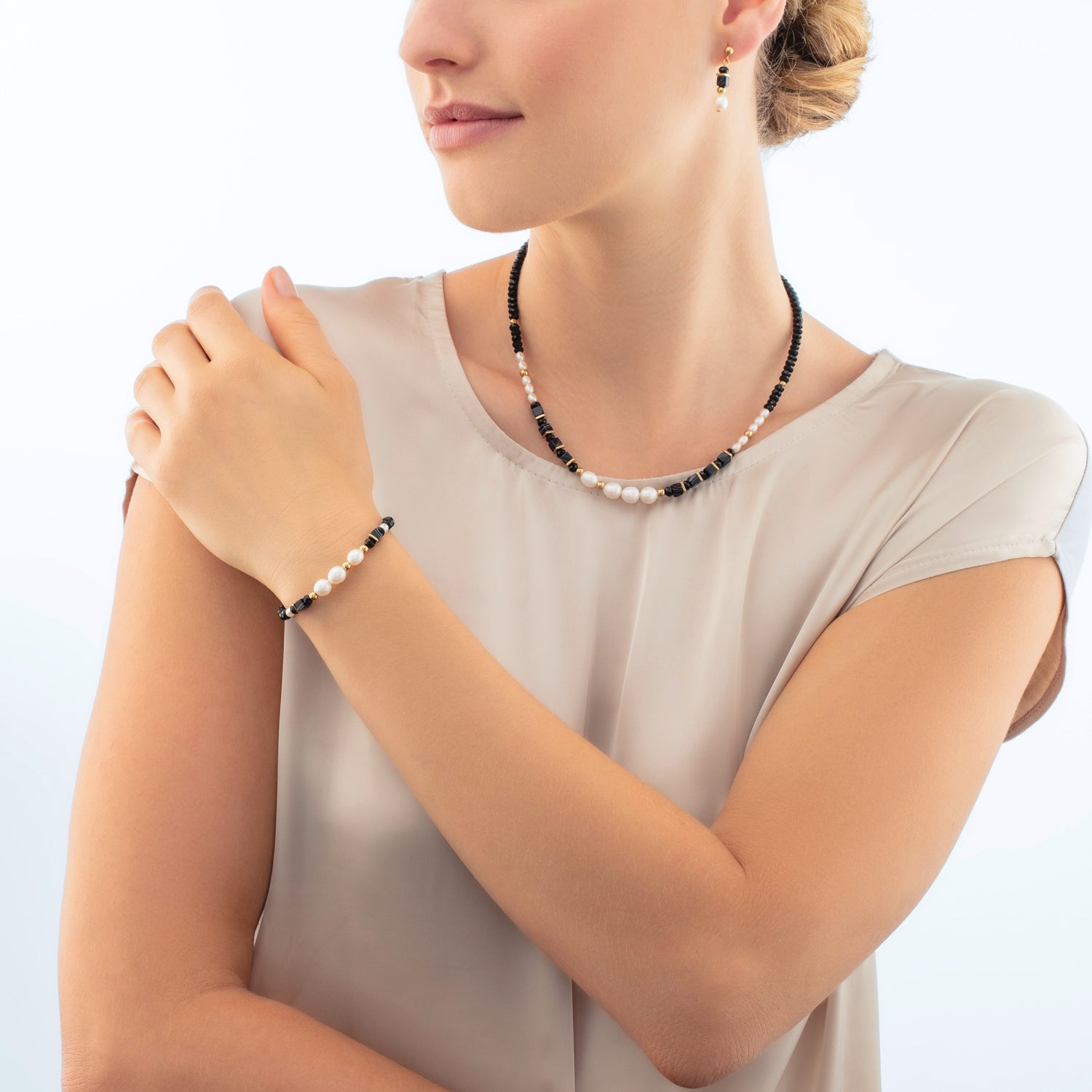 Collier Pearls & Onyx or