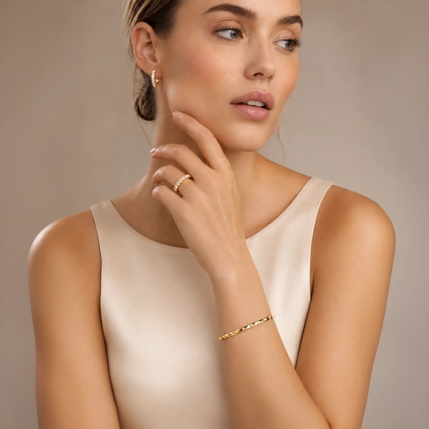 COEUR DE LION Bague Eternal Love Bold dorée – sur mannequin