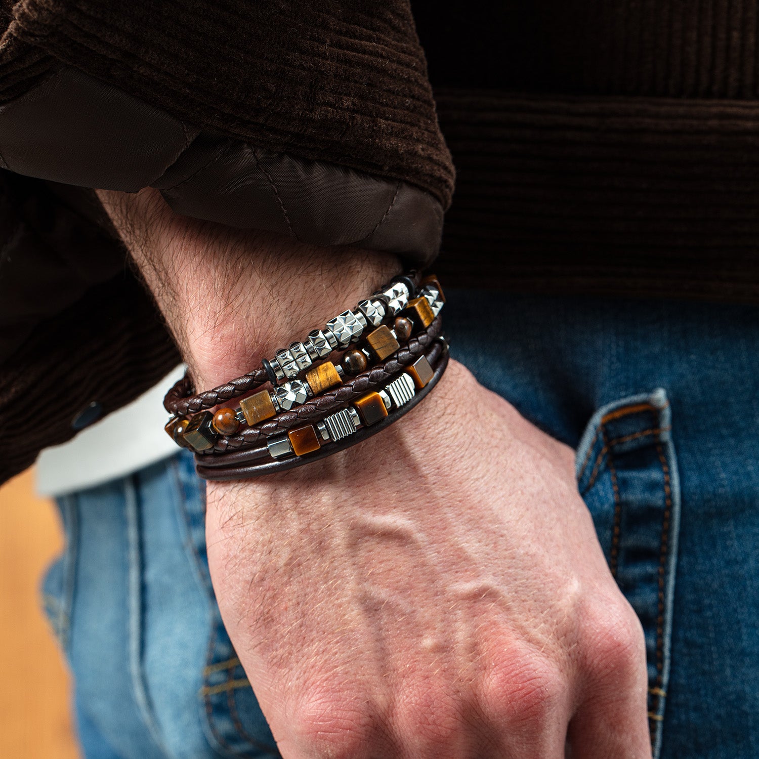 Bracelet en cuir brun 3 rangs avec cubes en œil-de-tigre et cubes Graphic Relief en acier inoxydable