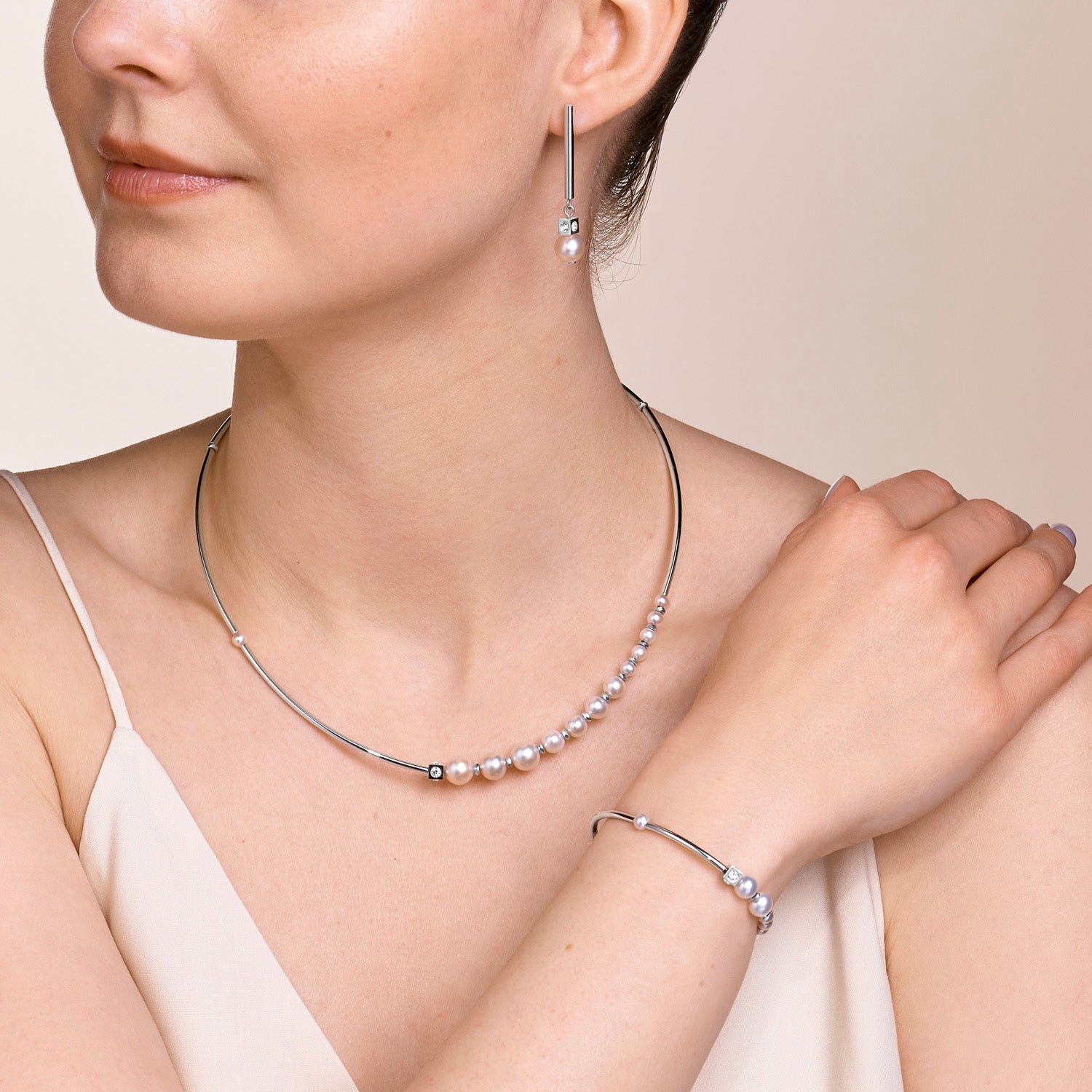 Collier Asymétrie perles d'eau douce & acier inoxydable blanc-argenté