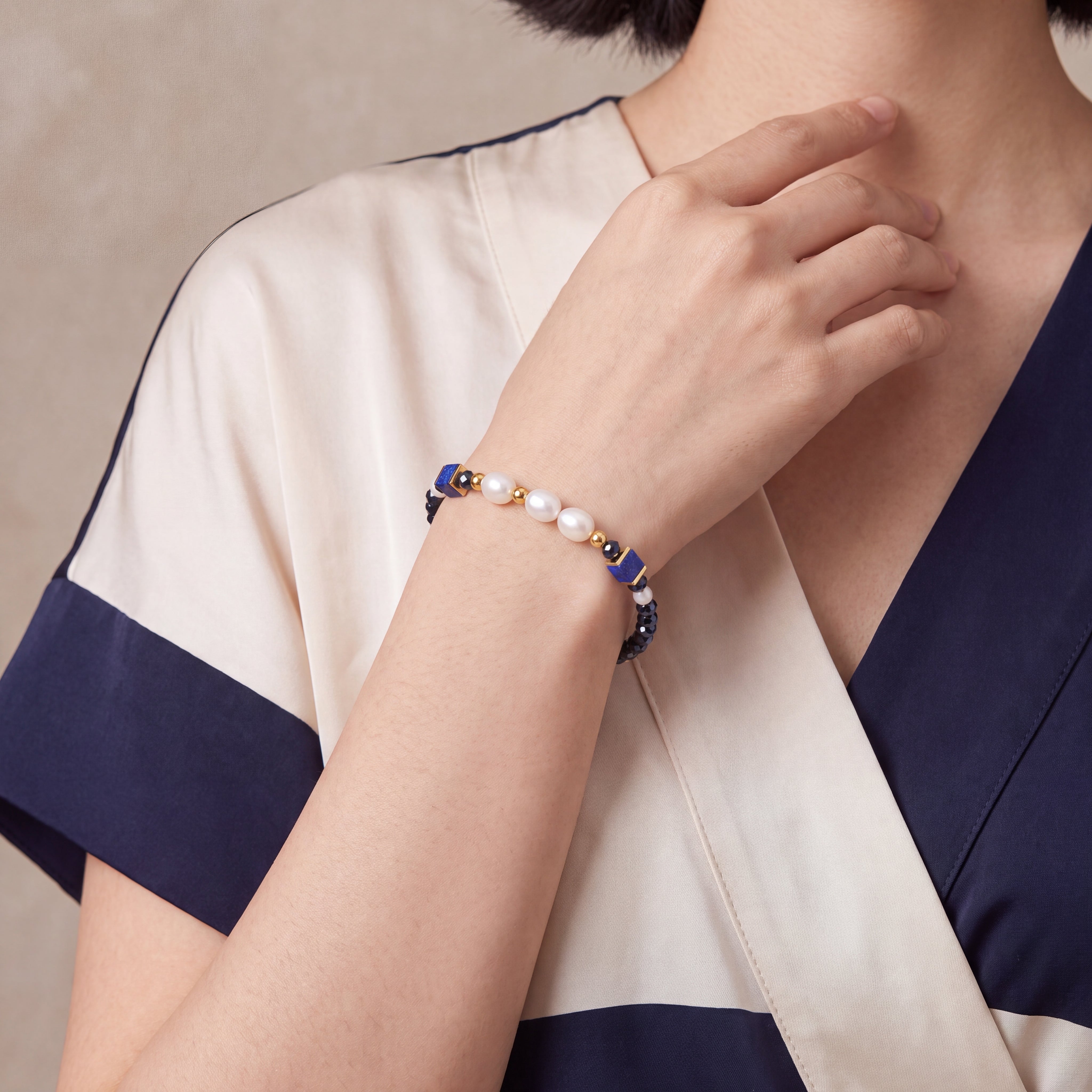 COEUR DE LION Bracelet Cosmic Pearls Midnight doré – sur mannequin