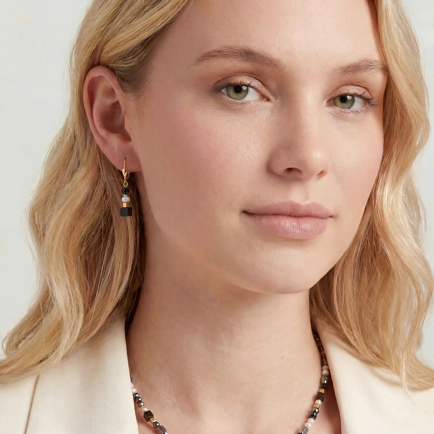 COEUR DE LION Boucles d'oreilles pendantes Mosaic Night doré – sur mannequin