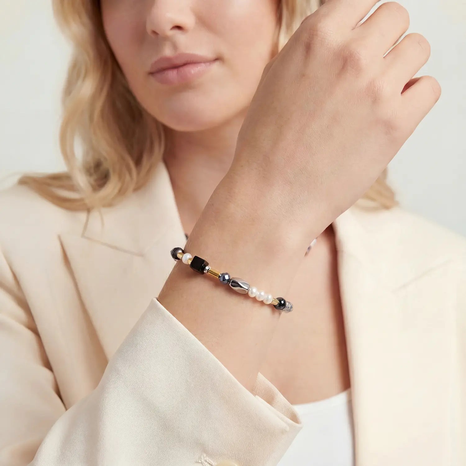 COEUR DE LION Bracelet Mosaic Night doré – sur mannequin