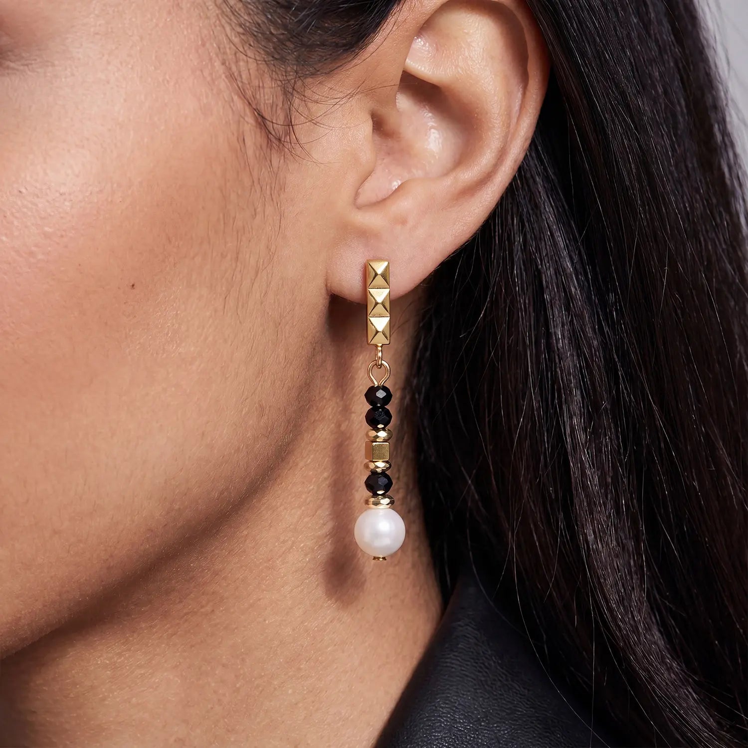 COEUR DE LION Boucles d'oreilles Astoria Noir Pearl doré – sur mannequin