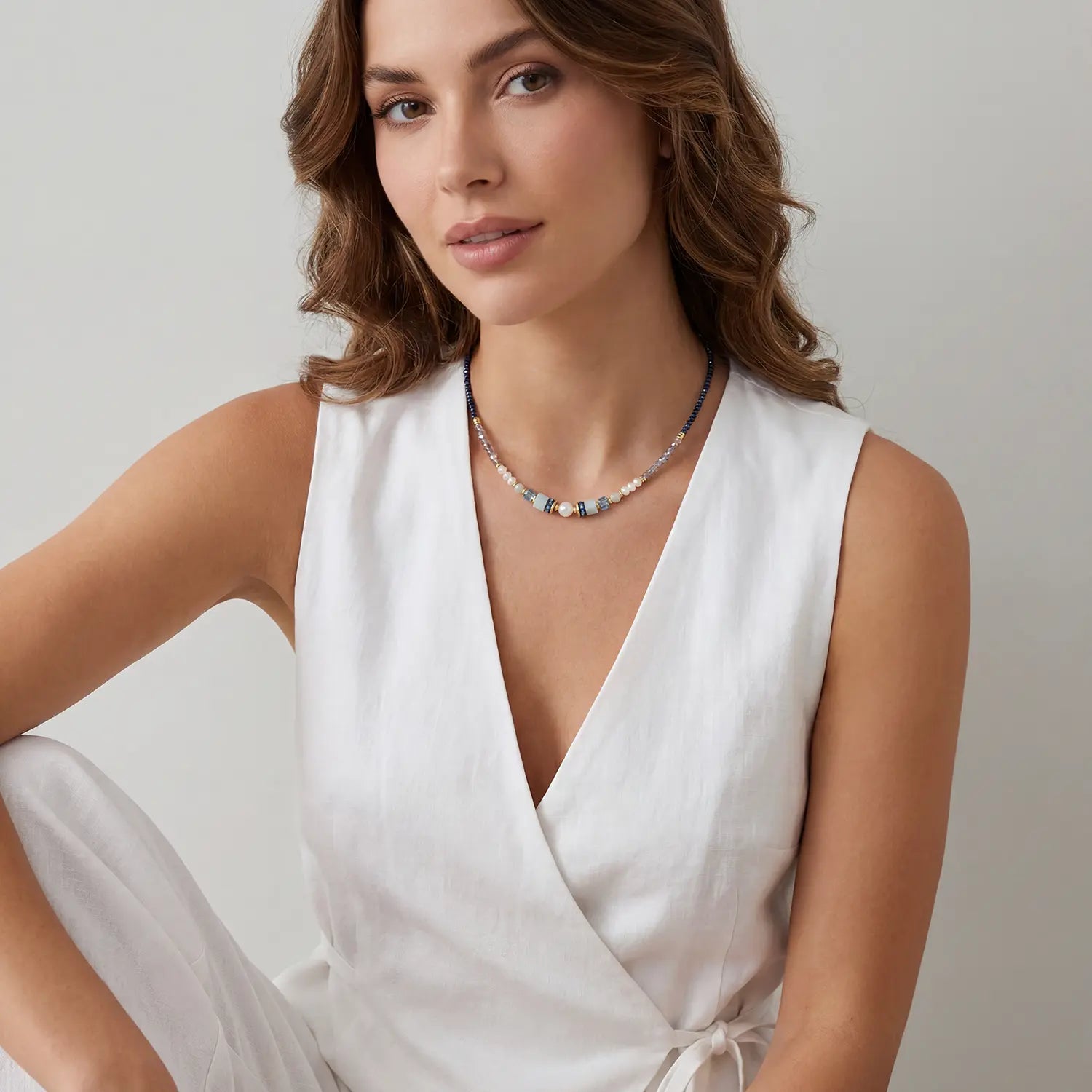COEUR DE LION Collier Atelier Azur doré – sur mannequin