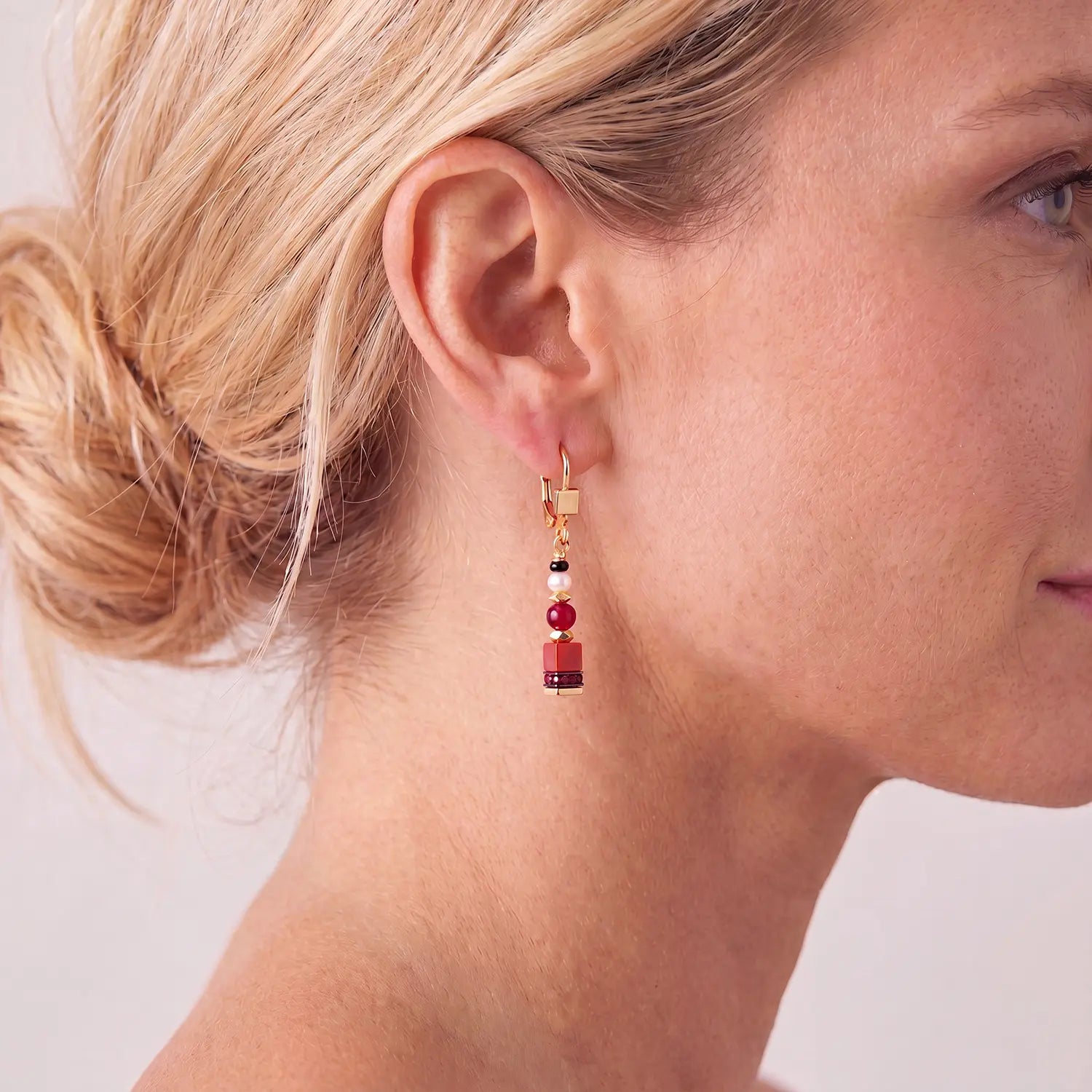 COEUR DE LION Boucles d'oreilles Atelier Ember doré – sur mannequin