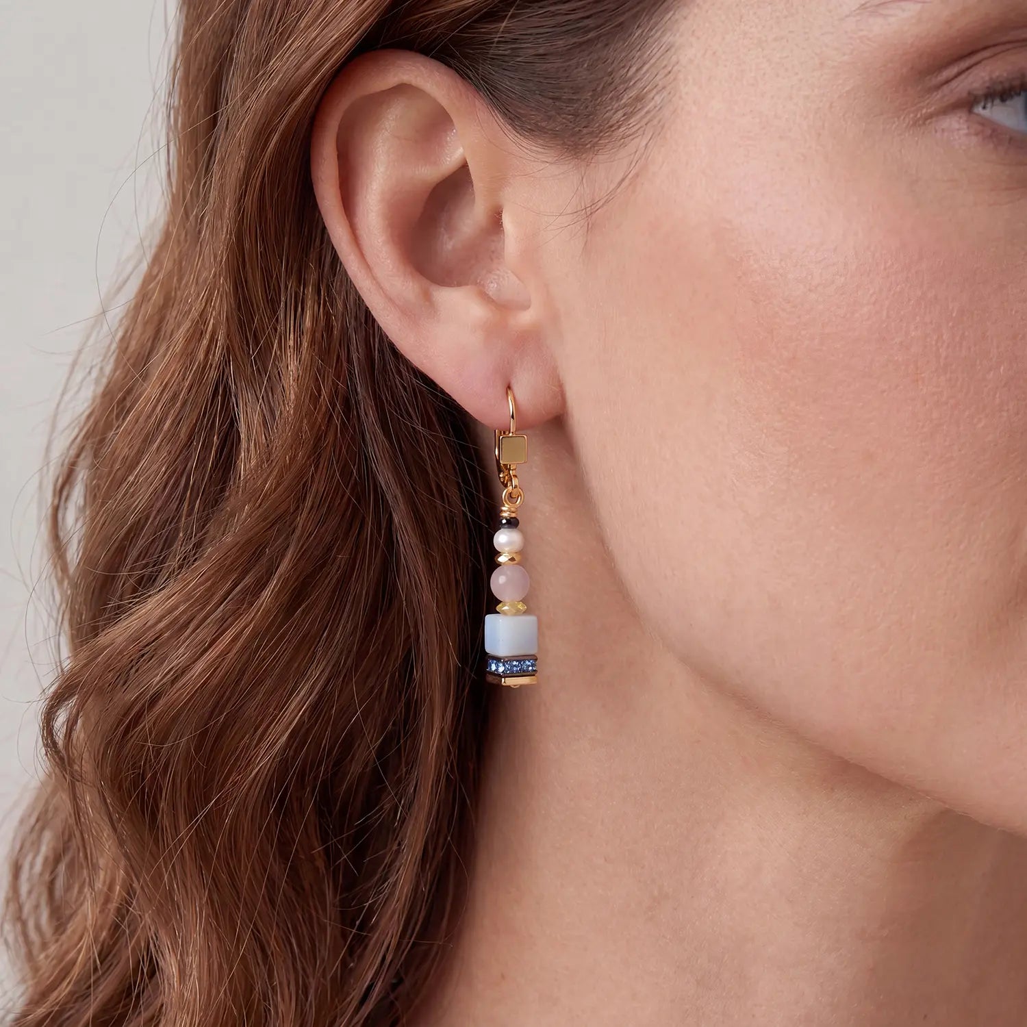 COEUR DE LION Boucles d'oreilles Atelier Azur doré – sur mannequin