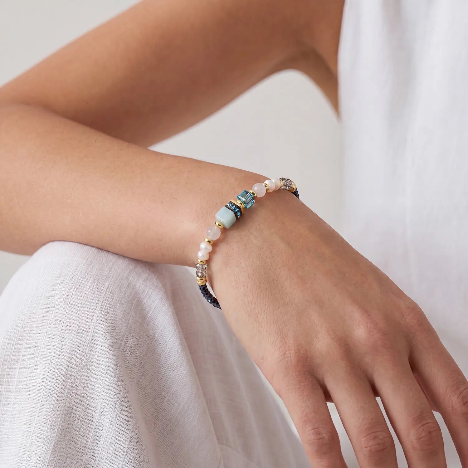 COEUR DE LION Bracelet Atelier Azur doré – sur mannequin