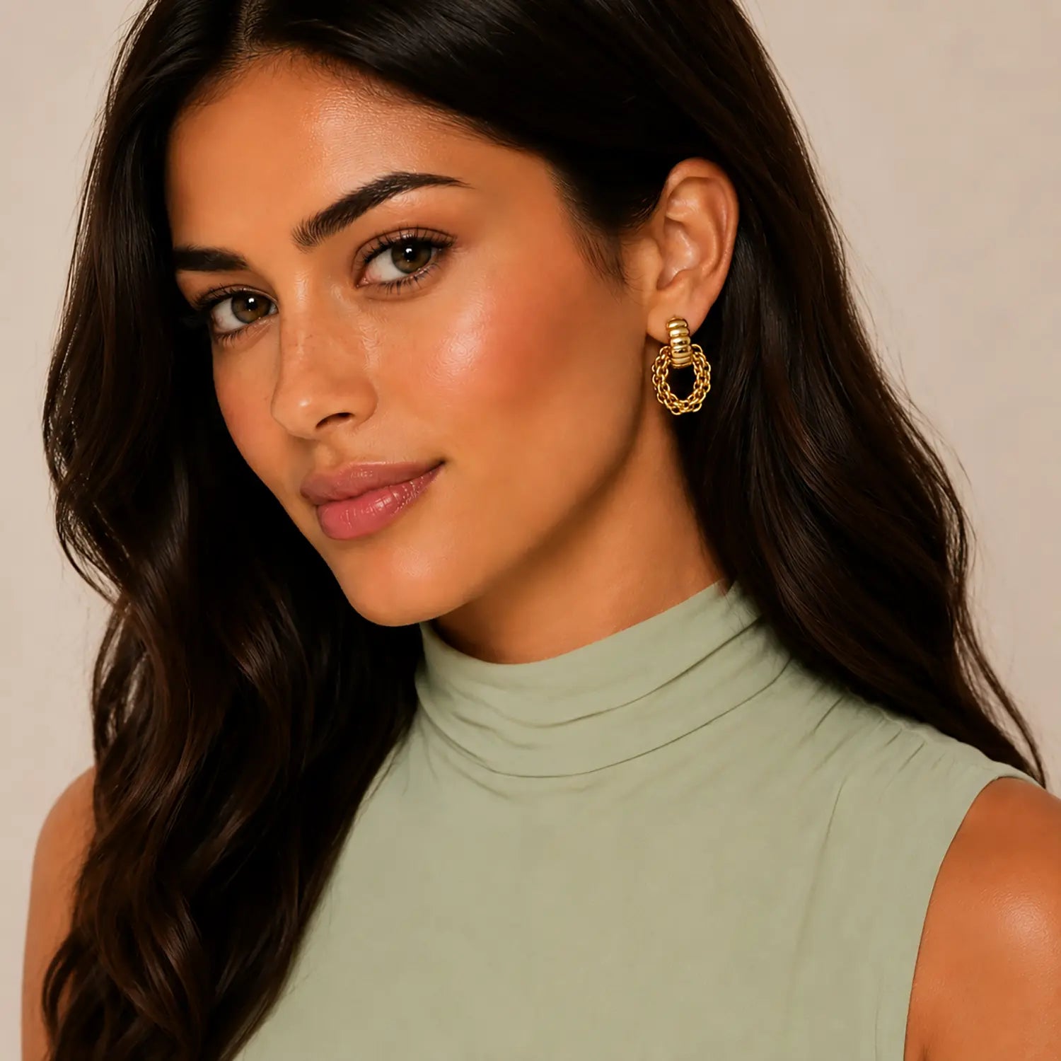 COEUR DE LION Créoles Structure avec pendentif chaîne dorées – sur mannequin