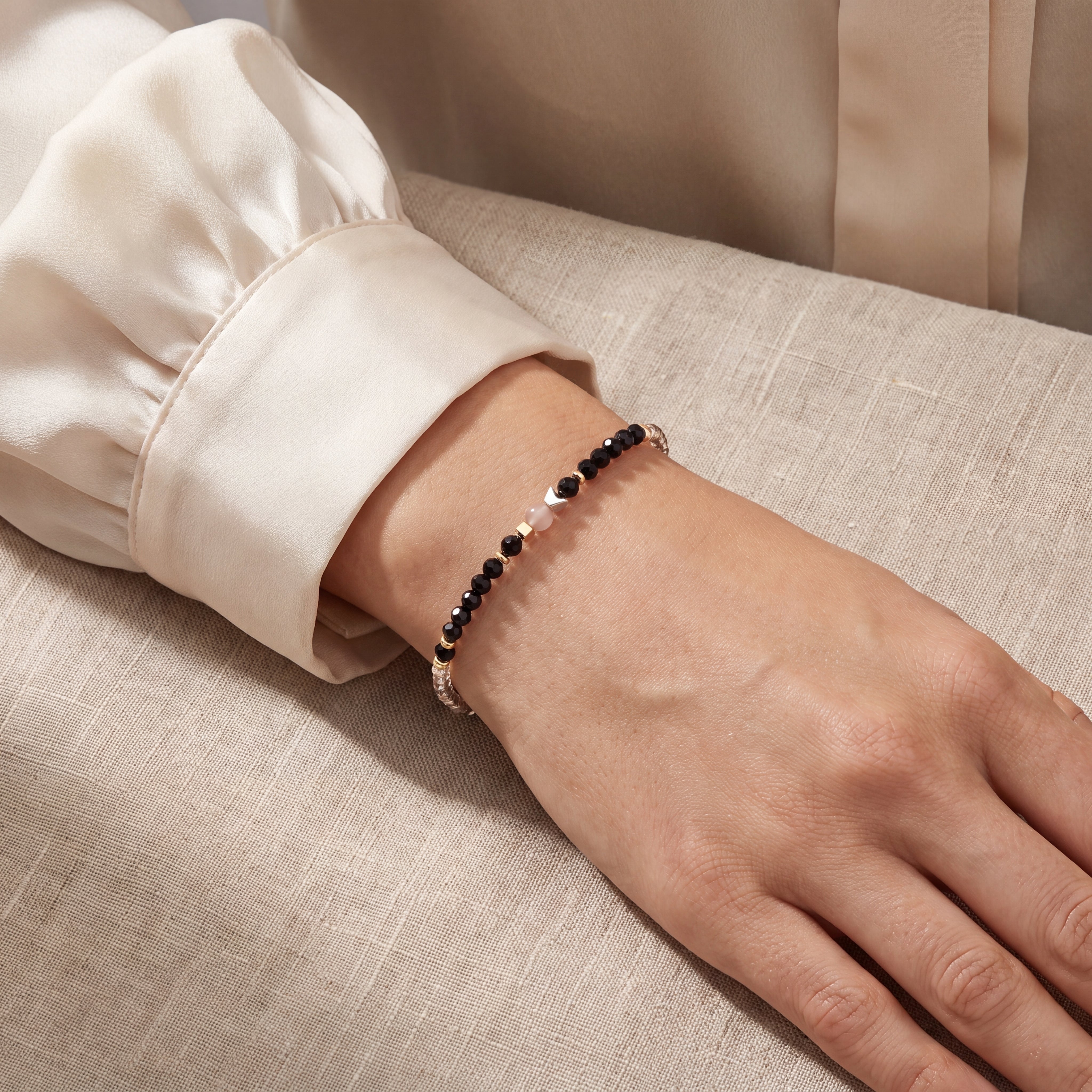 COEUR DE LION Bracelet Amulet Modern Future doré-noir – sur mannequin