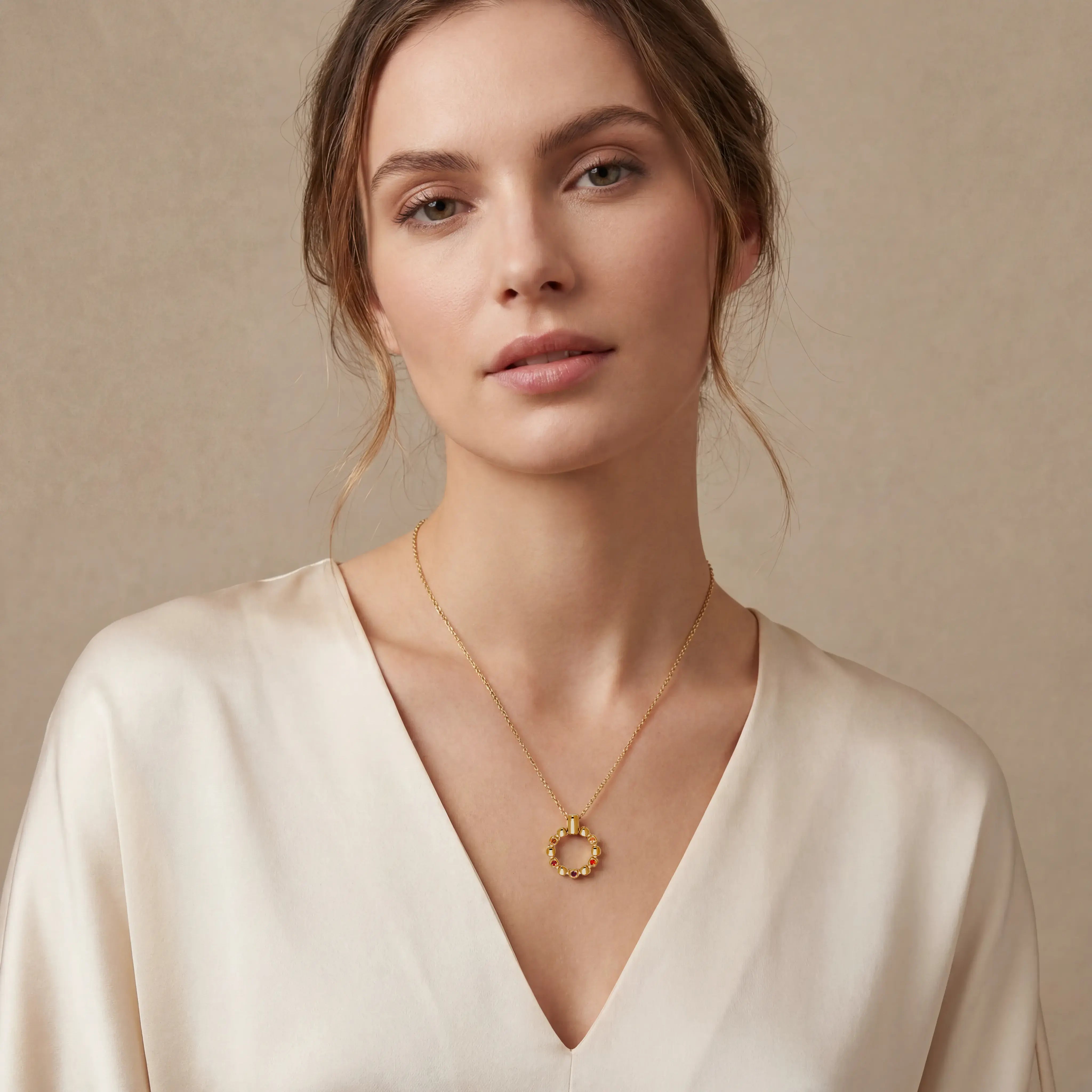 COEUR DE LION Collier Soft Cube Circle Glow Sunset doré – sur mannequin