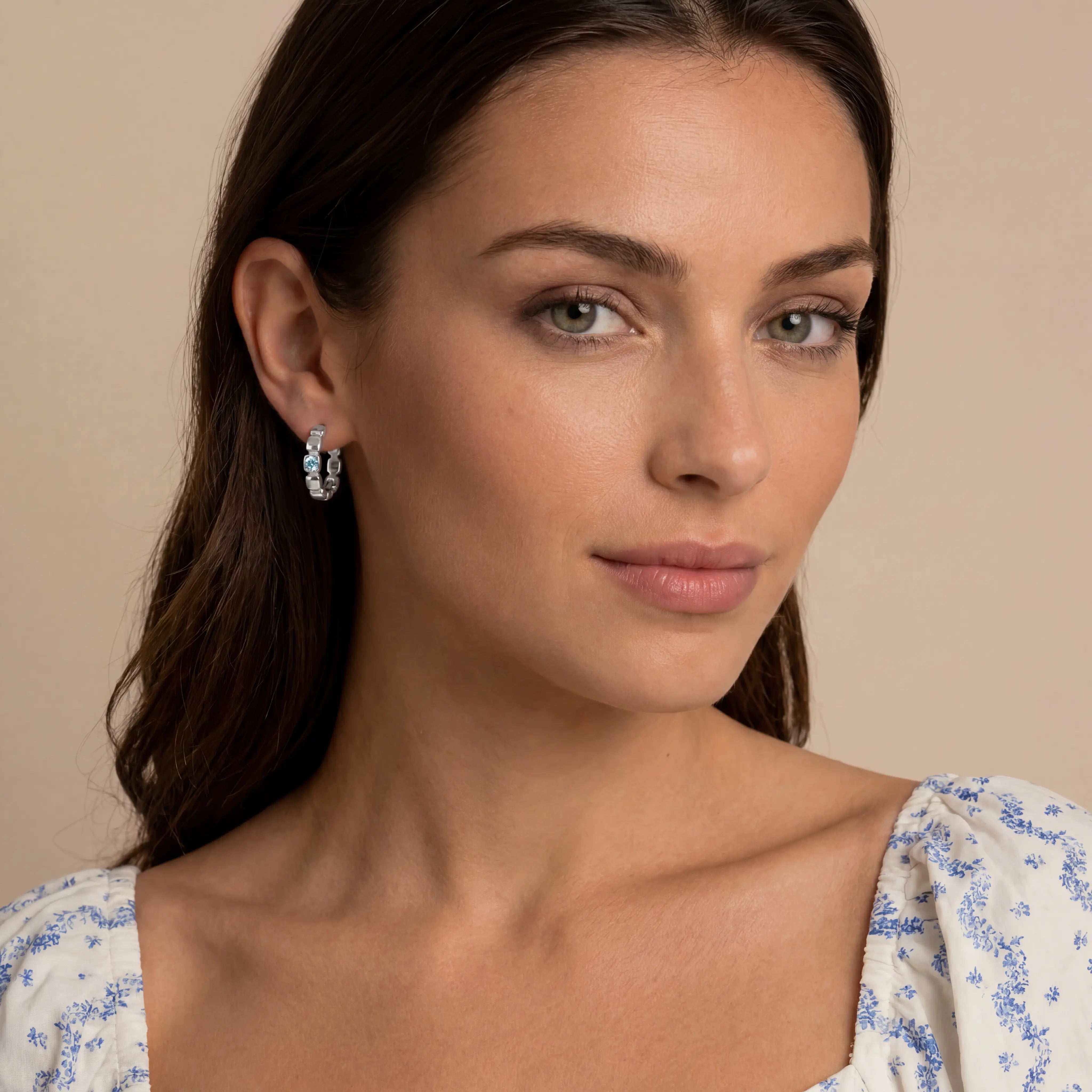 COEUR DE LION Créoles Soft Cube Circle Glow Ocean argenté – sur mannequin