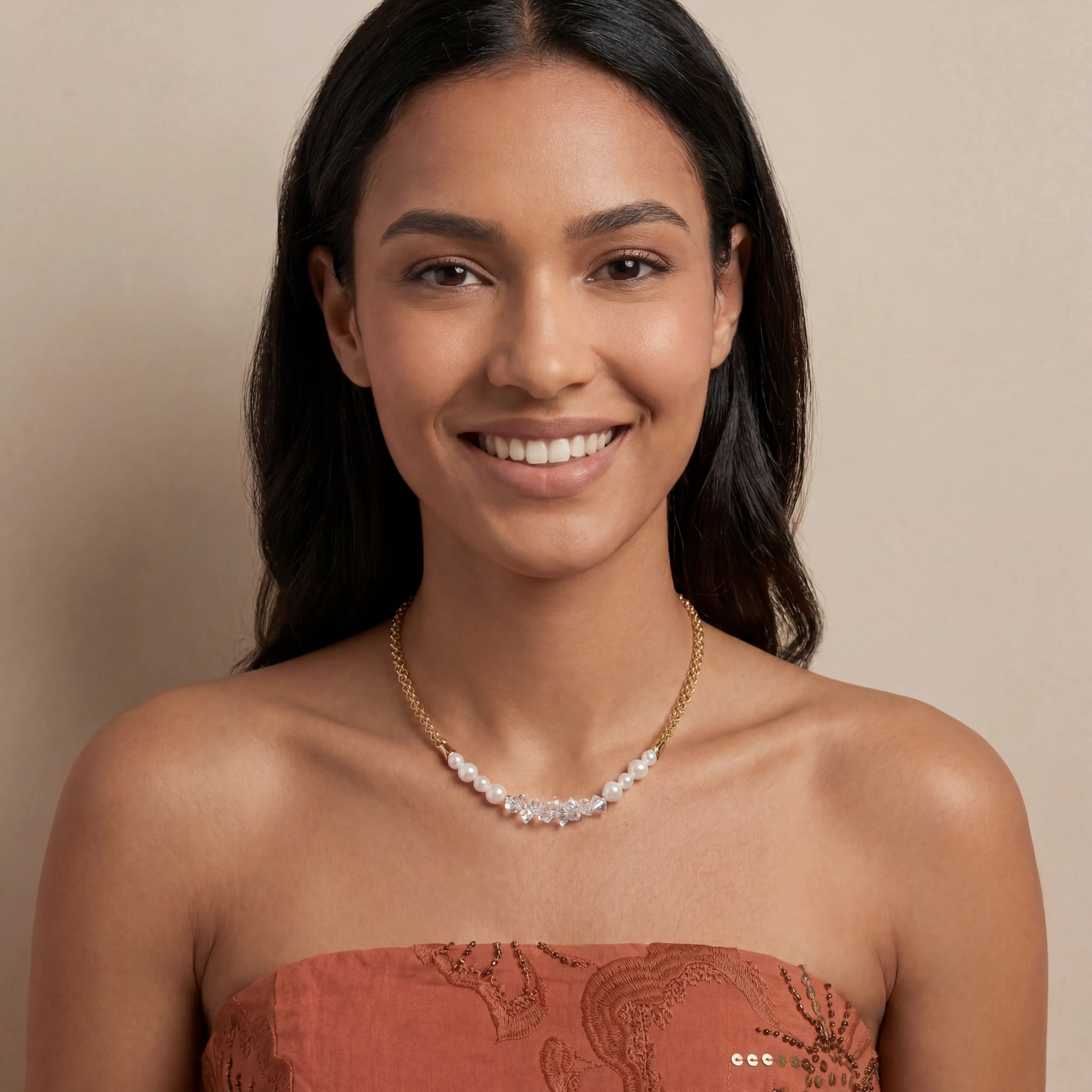 COEUR DE LION Collier Dancing Crystals Fusion doré – sur mannequin