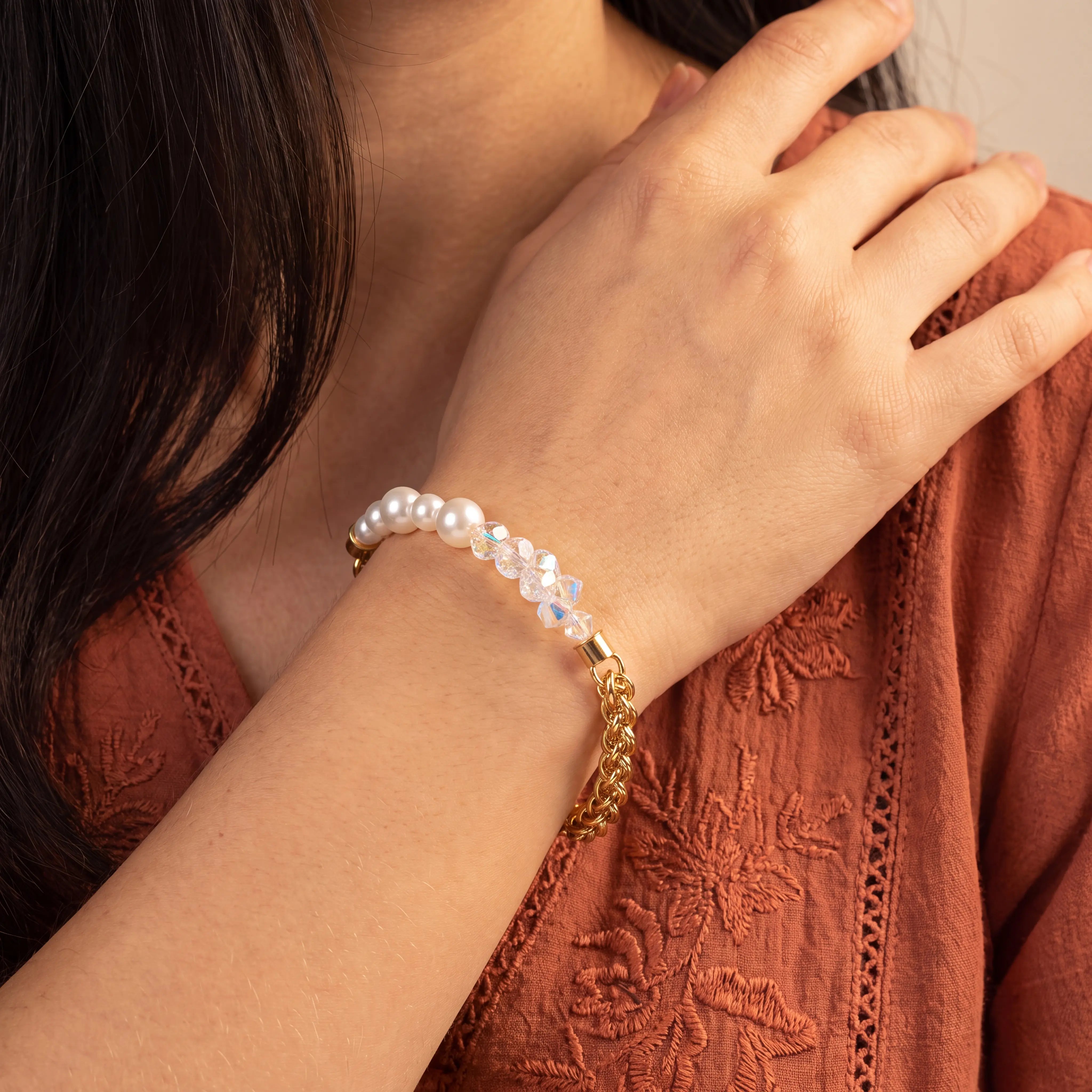 COEUR DE LION Bracelet Dancing Crystals Fusion doré – sur mannequin