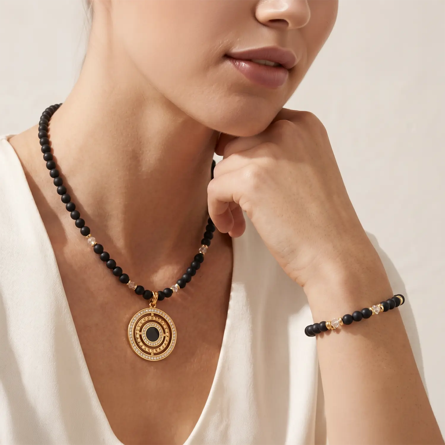 COEUR DE LION Bracelet Modern Icon Noir doré – sur mannequin