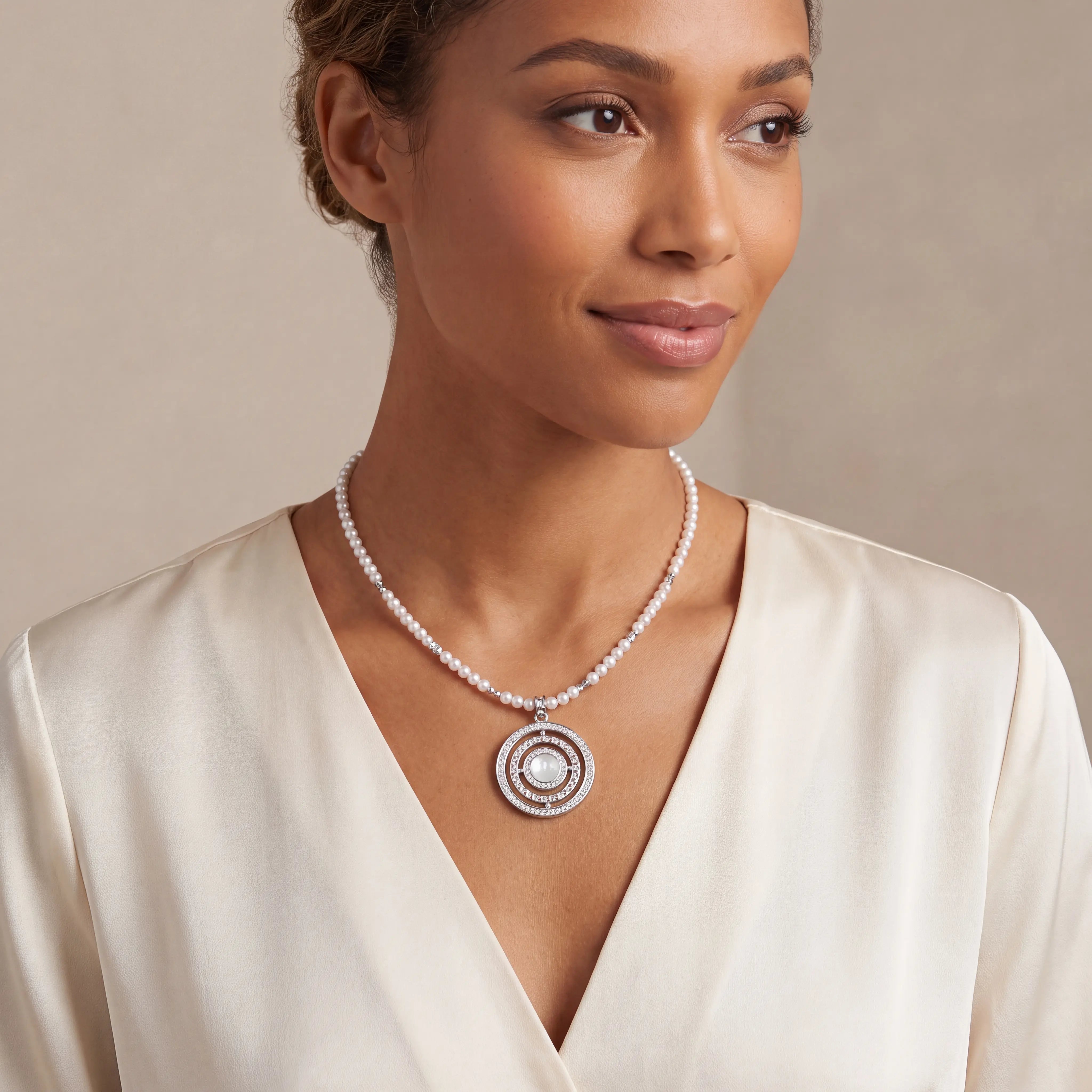 COEUR DE LION Collier Amulette Modern Icon Pearl argenté – sur mannequin