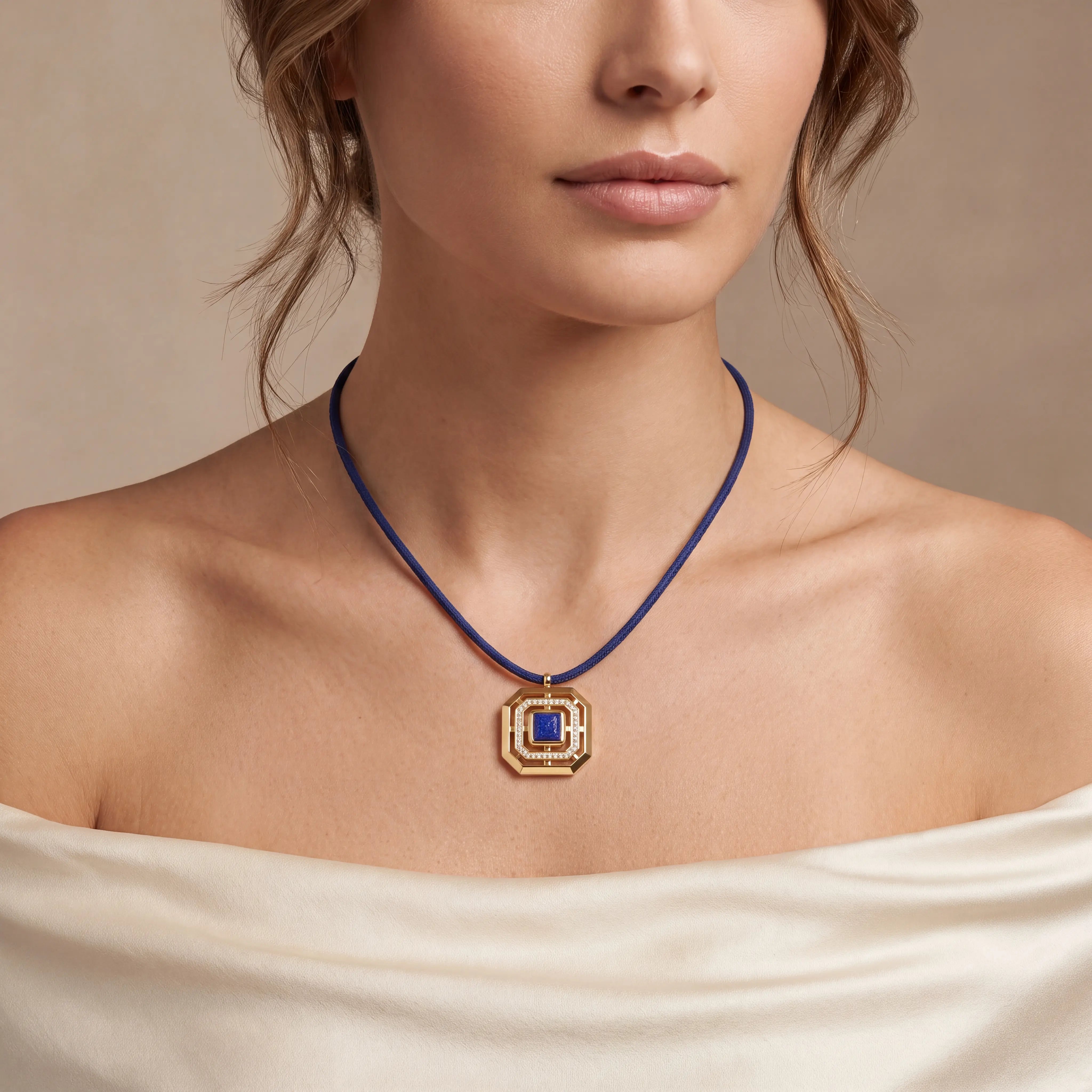 COEUR DE LION Collier Amulette Icon Frame Soft Lapis doré – sur mannequin