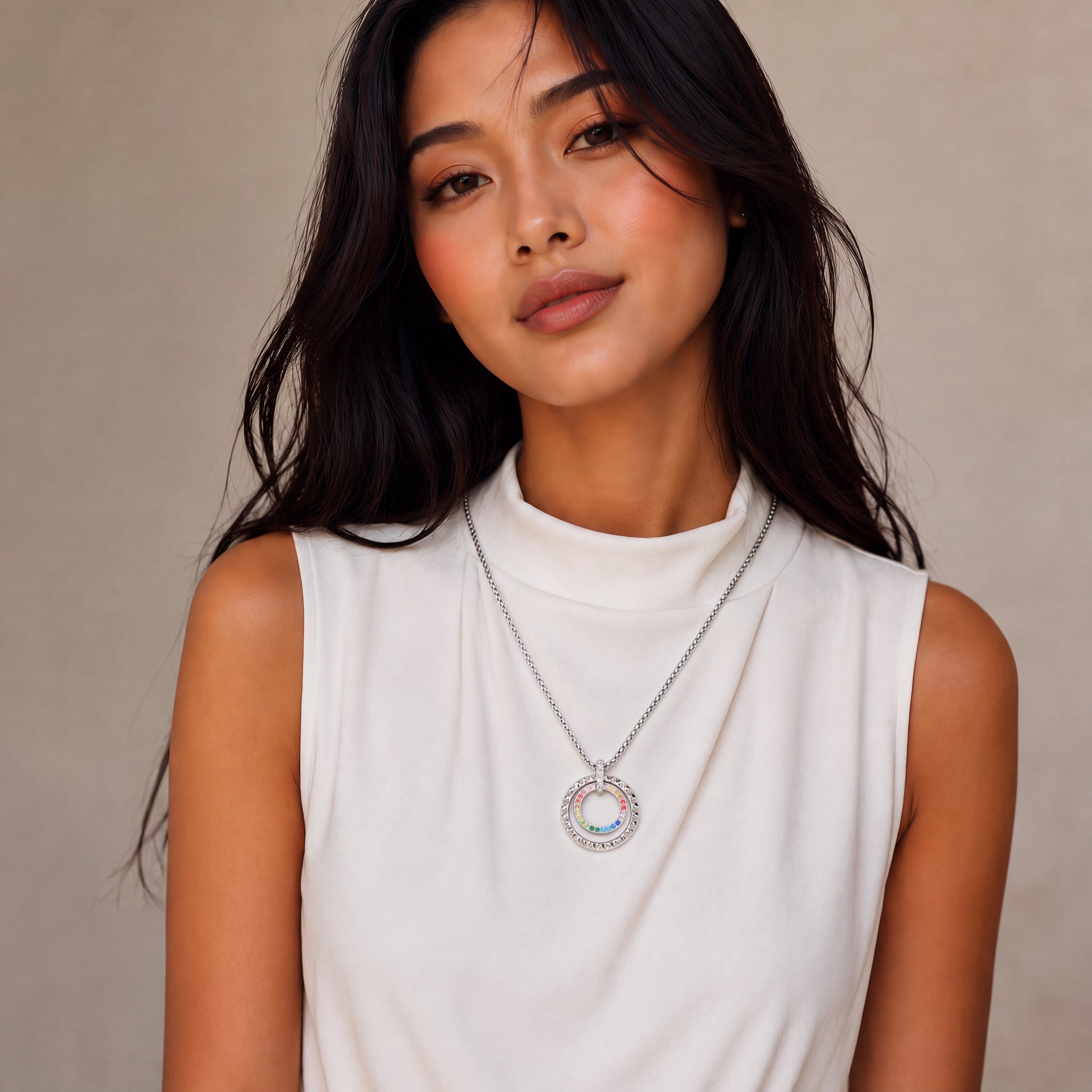 COEUR DE LION Collier Circle Duo Crystal doré – sur mannequin