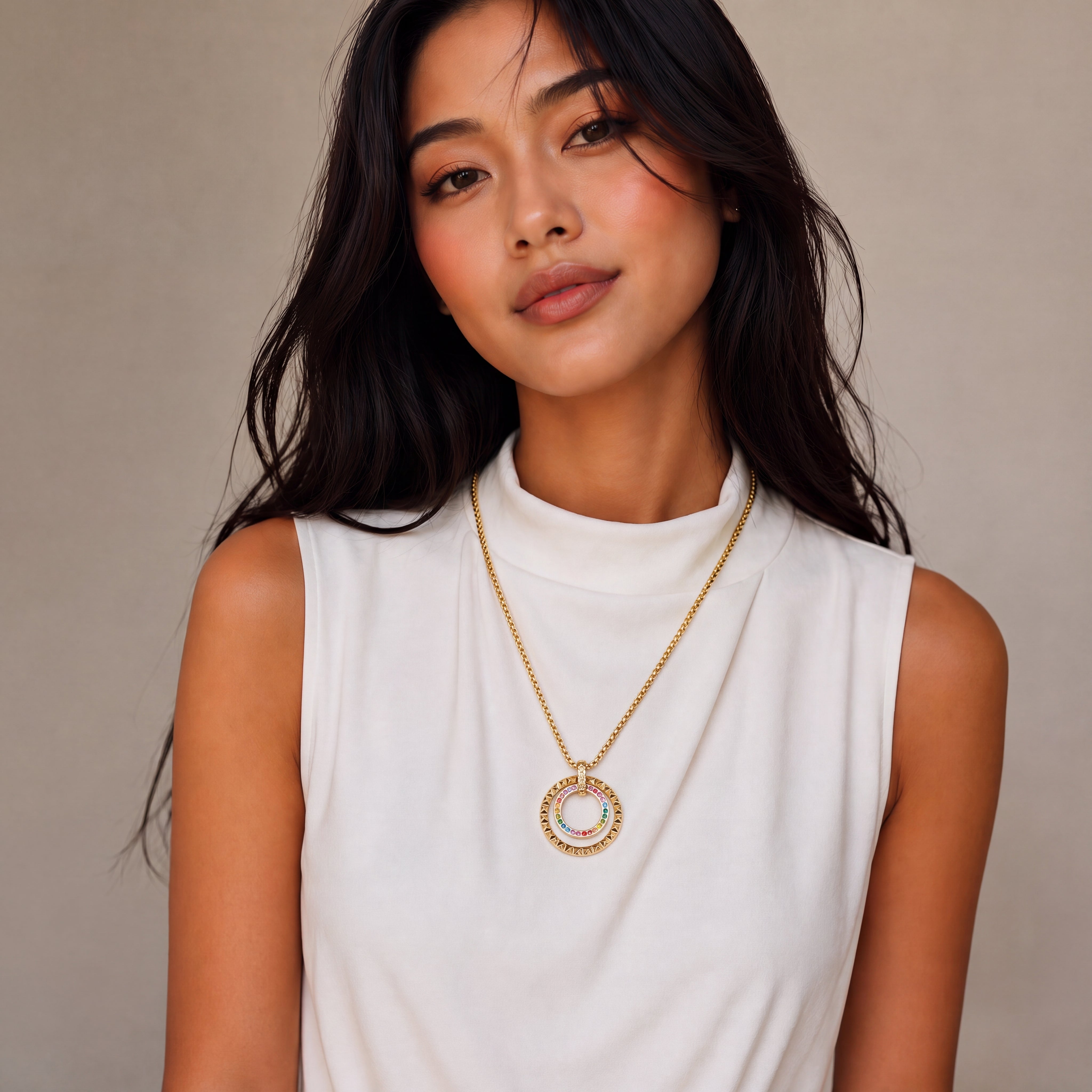 COEUR DE LION Collier Circle Duo Multicolor argenté – sur mannequin