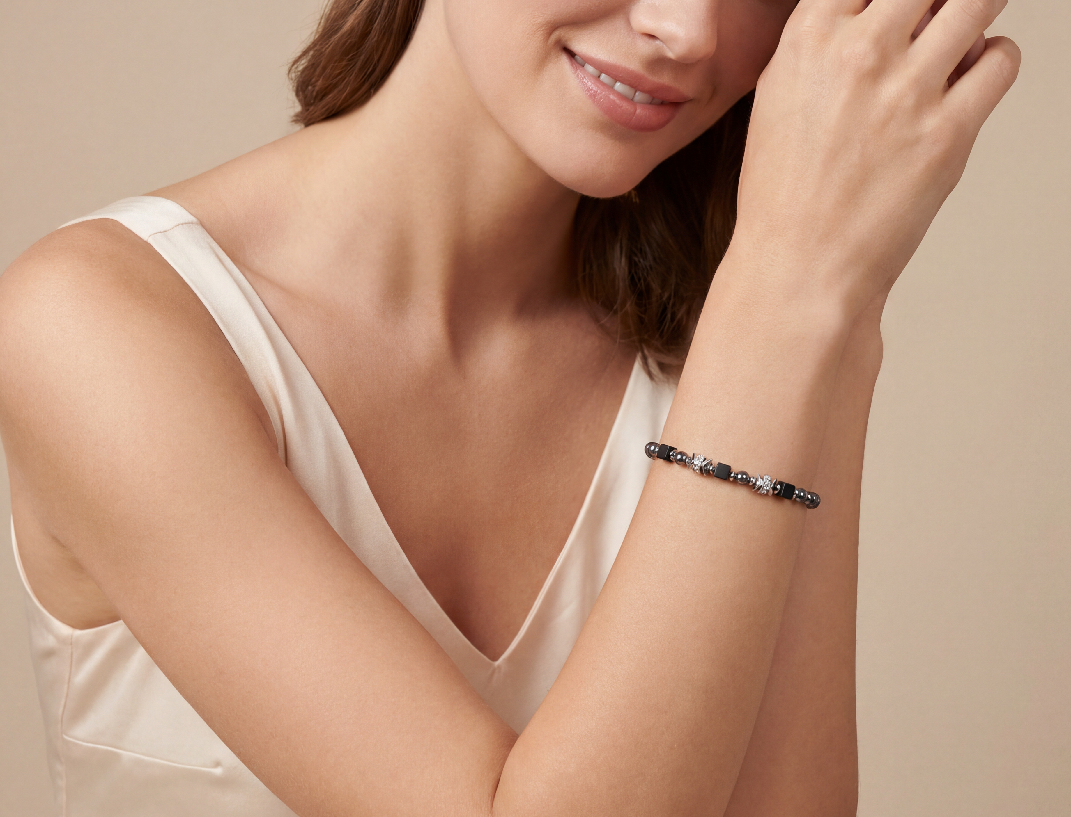 COEUR DE LION Bracelet Beads & Pearls Spike Anthracite – sur mannequin