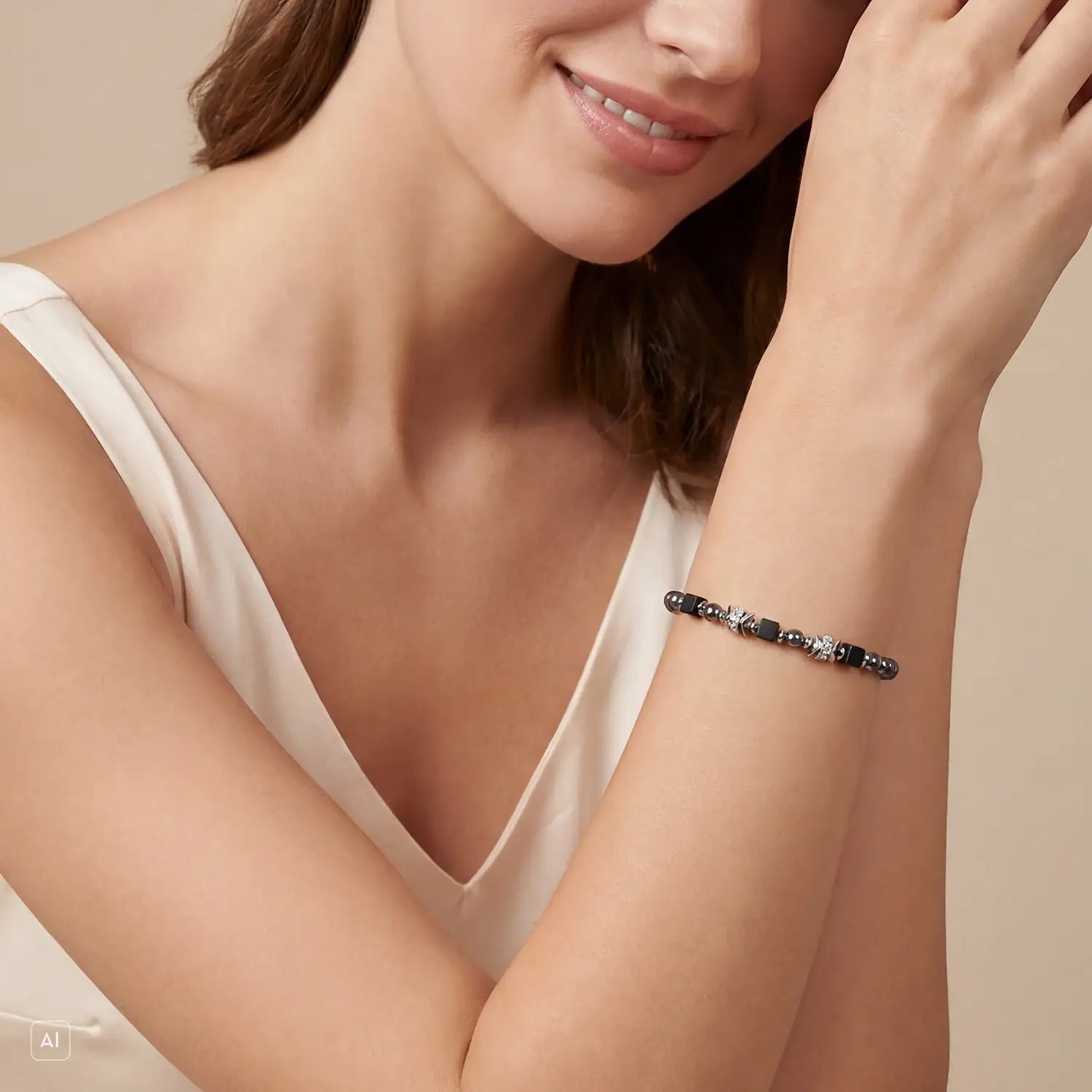 COEUR DE LION Bracelet Beads & Pearls Spike Anthracite – sur mannequin