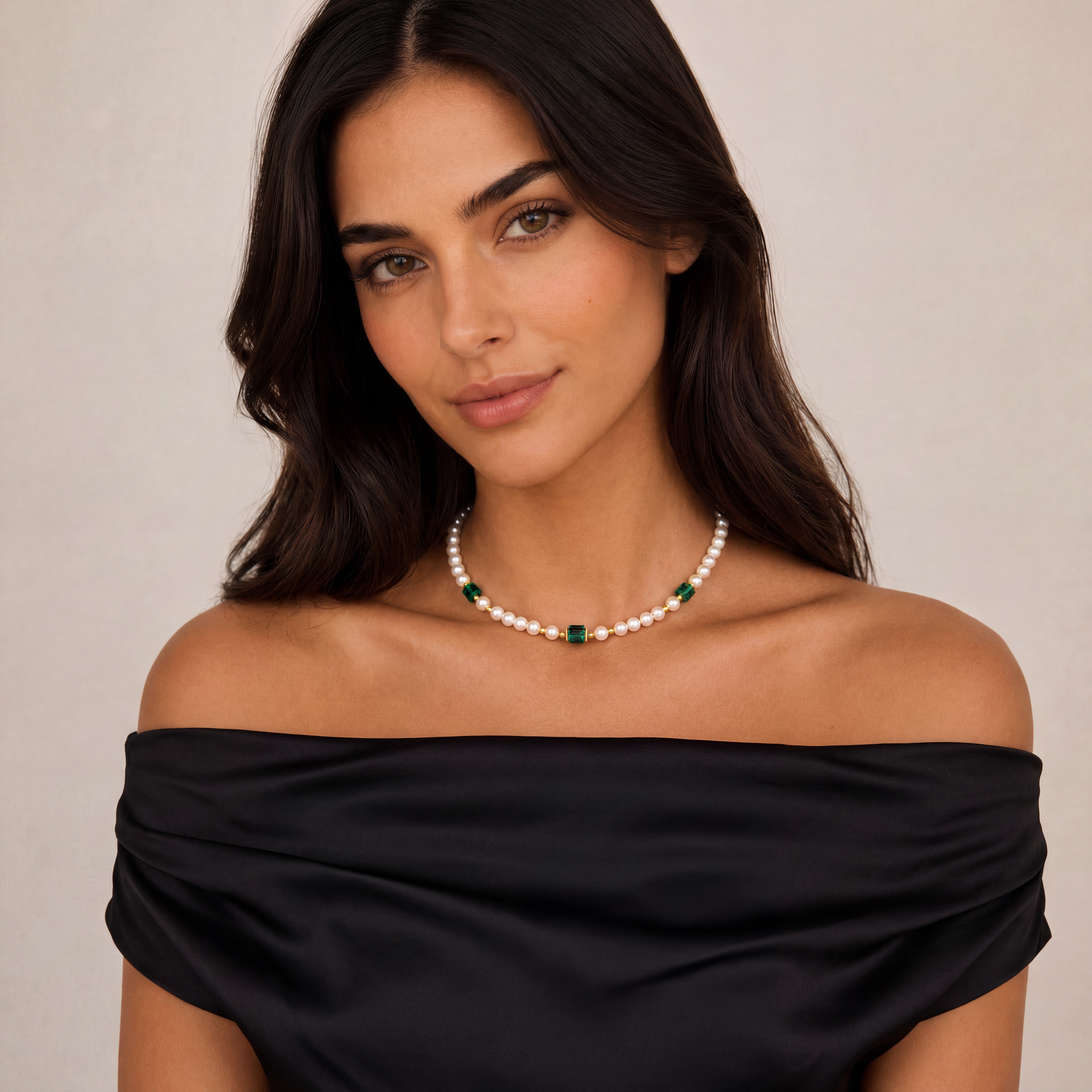 COEUR DE LION Collier Cocktail Pearls Emerald – sur mannequin