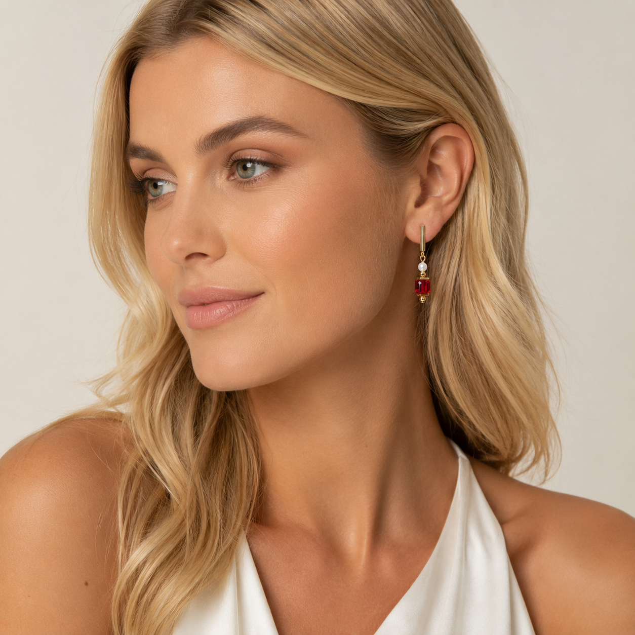 COEUR DE LION Boucles d'oreilles Cocktail Pearls Ruby – sur mannequin
