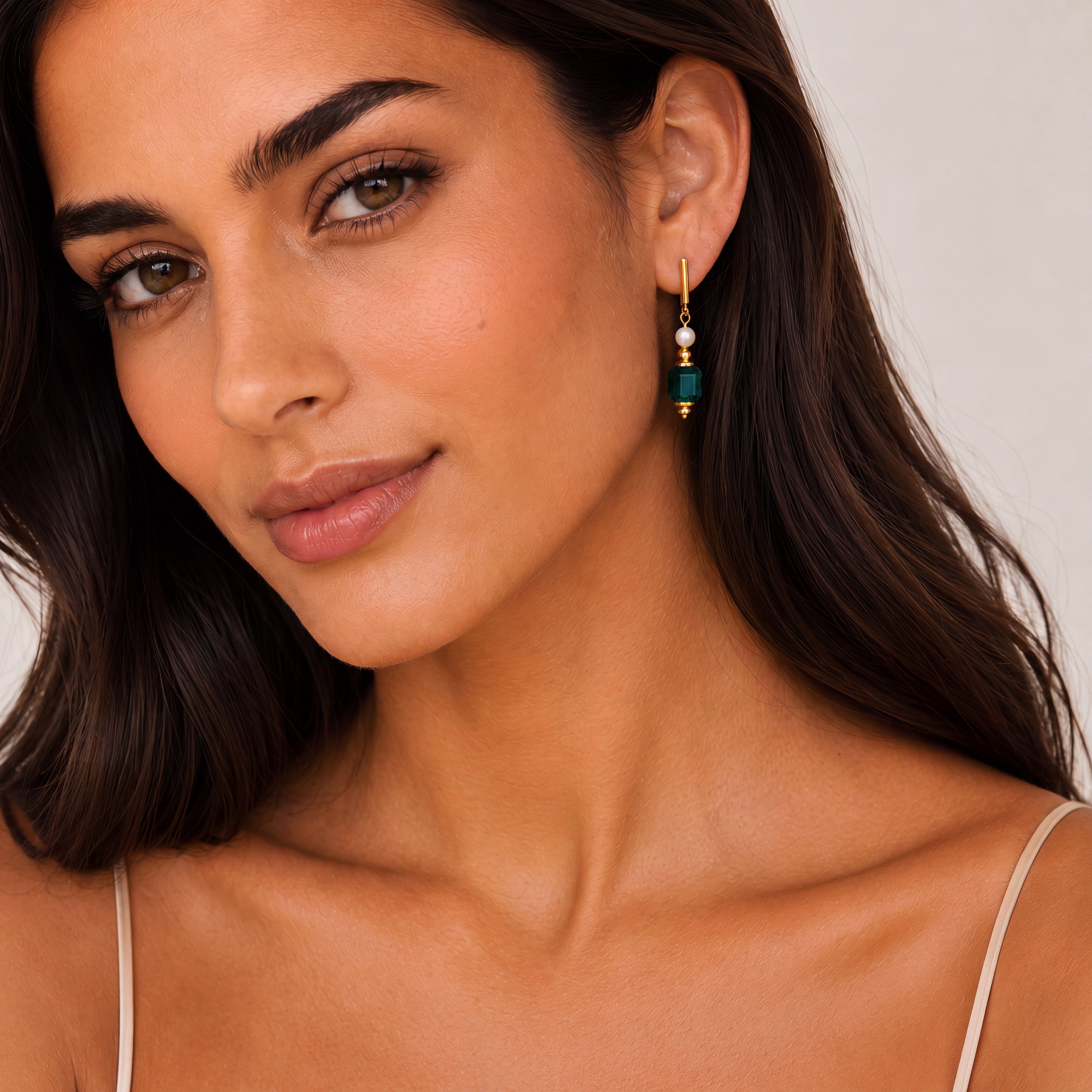 COEUR DE LION Boucles d'oreilles Cocktail Pearls Emerald – sur mannequin