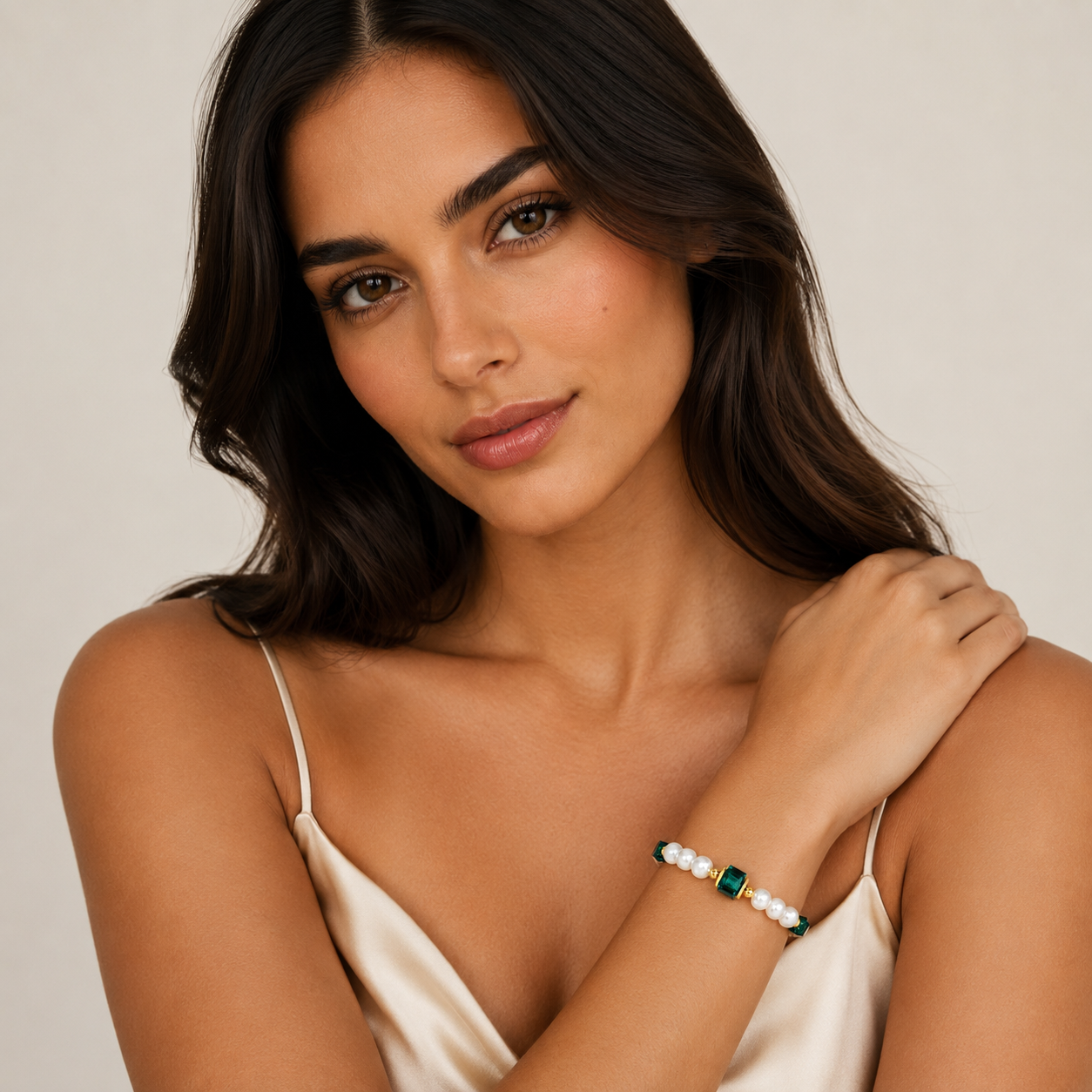 COEUR DE LION Bracelet Cocktail Pearls Emerald – sur mannequin