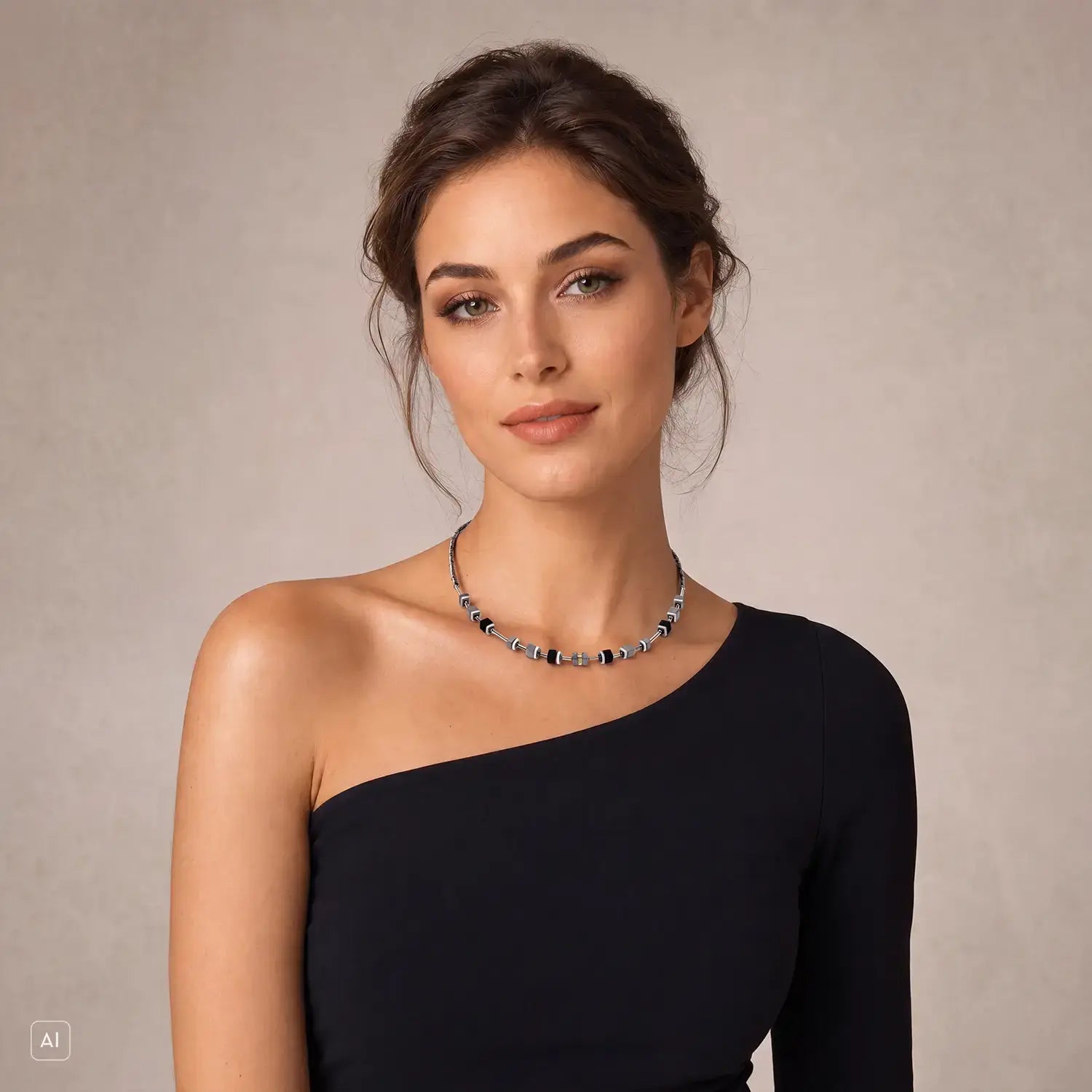 COEUR DE LION Collier Cube Eclipse Onyx – sur mannequin
