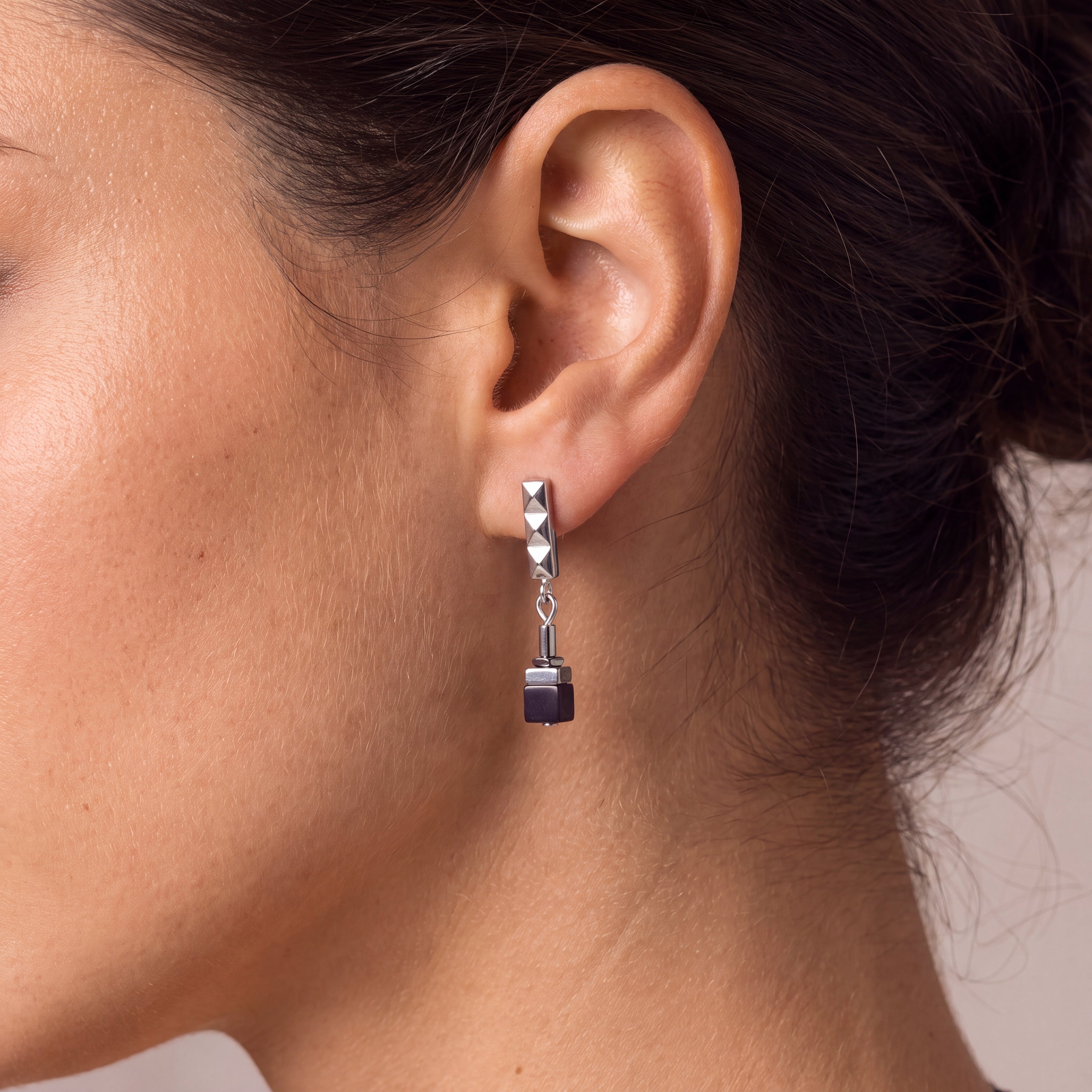 COEUR DE LION Boucles d'oreilles Cube Eclipse Onyx – sur mannequin