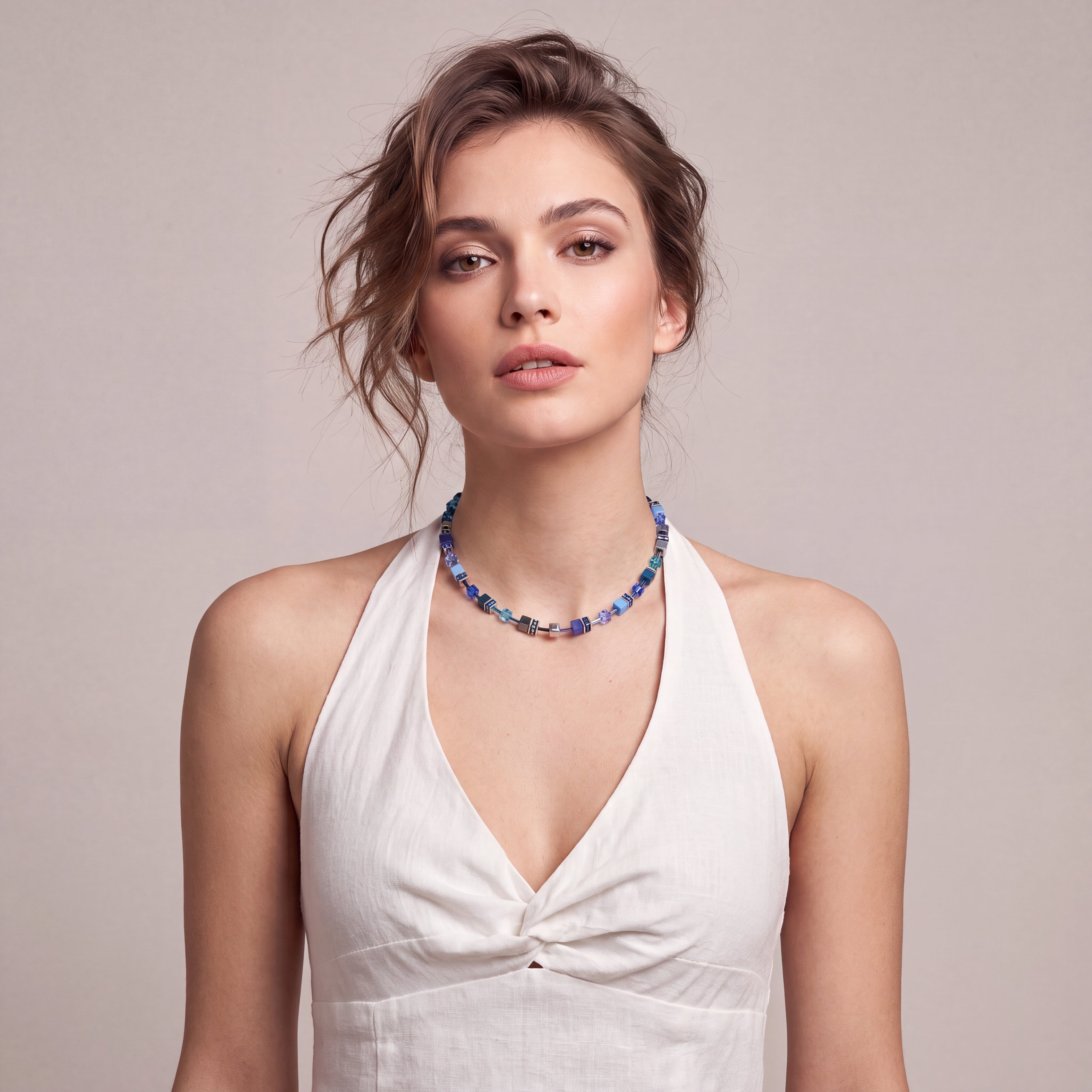 COEUR DE LION Collier GeoCUBE® Iconic Azure Spirit argent – sur mannequin