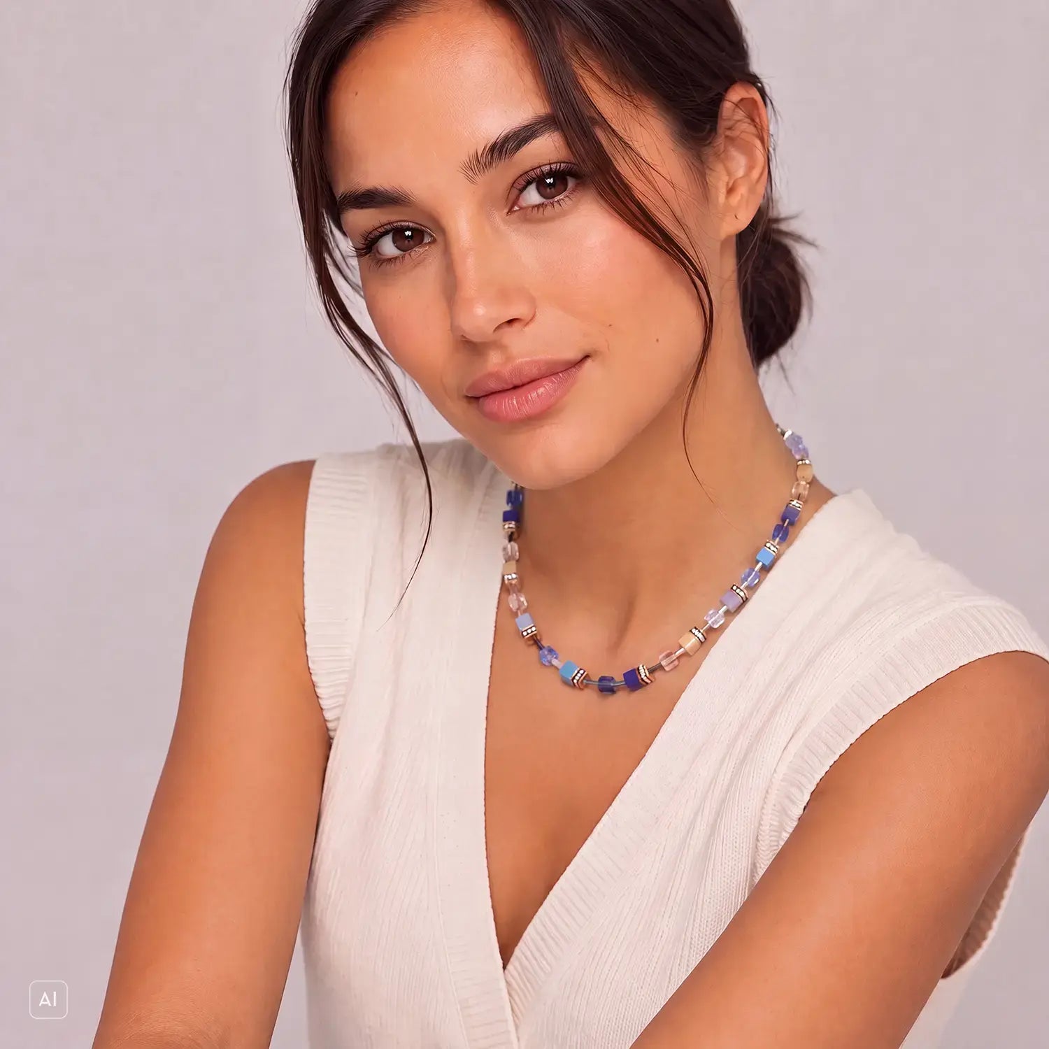 COEUR DE LION Collier GeoCUBE® Iconic Azure Glow or – sur mannequin