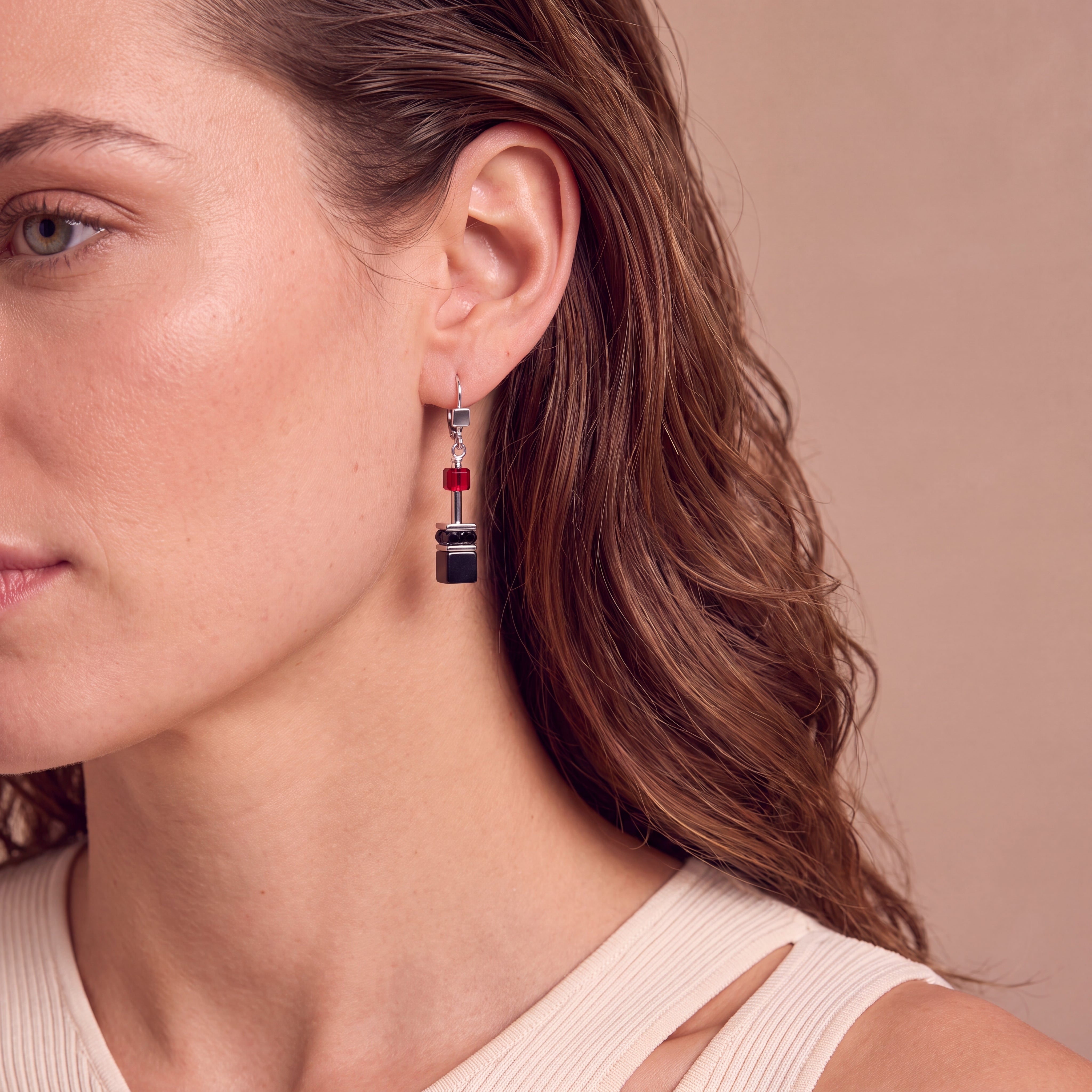 COEUR DE LION Boucles d'oreilles GeoCUBE® Iconic Ruby Noir argent – sur mannequin