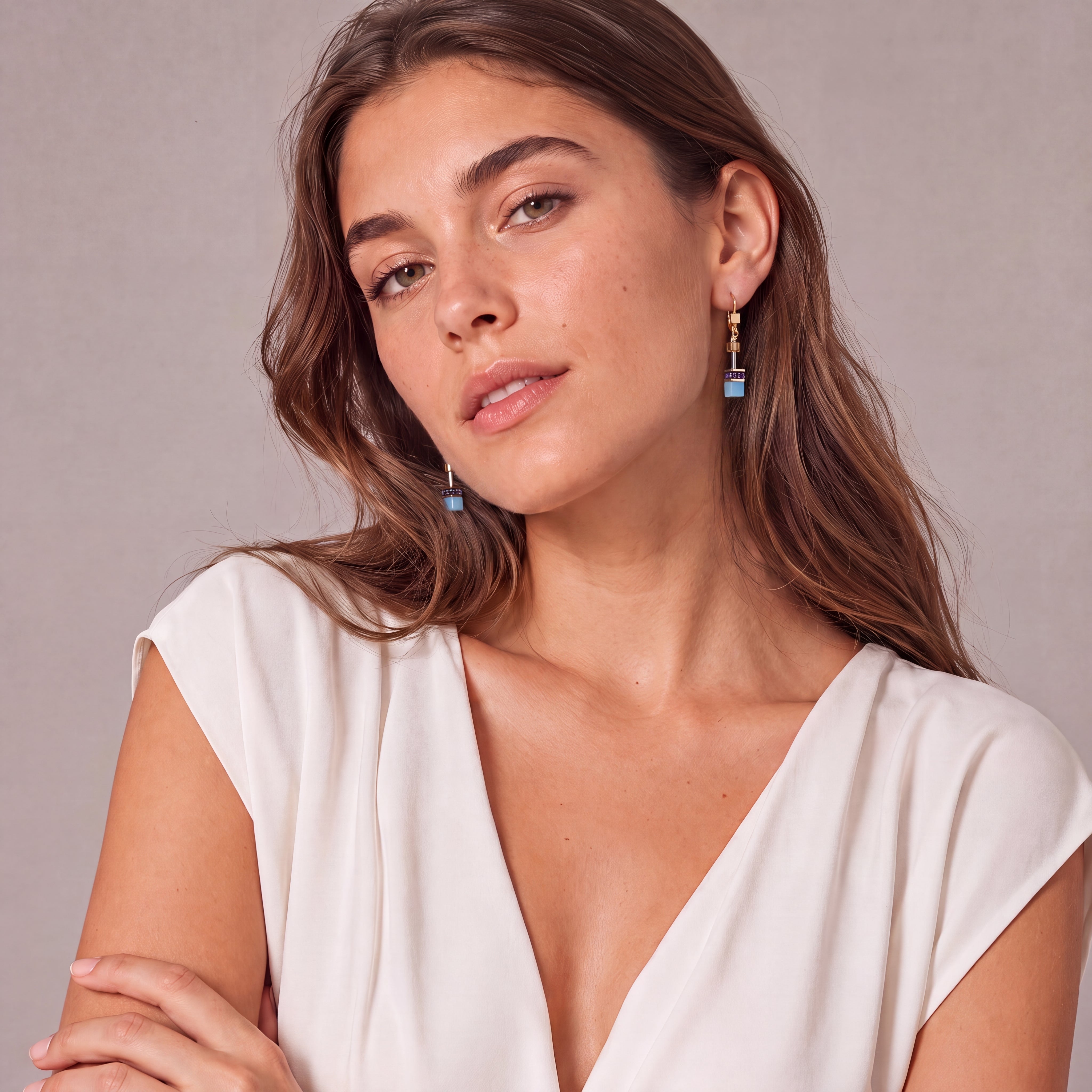 COEUR DE LION Boucles d'oreilles GeoCUBE® Iconic Multicolor Joy or – sur mannequin