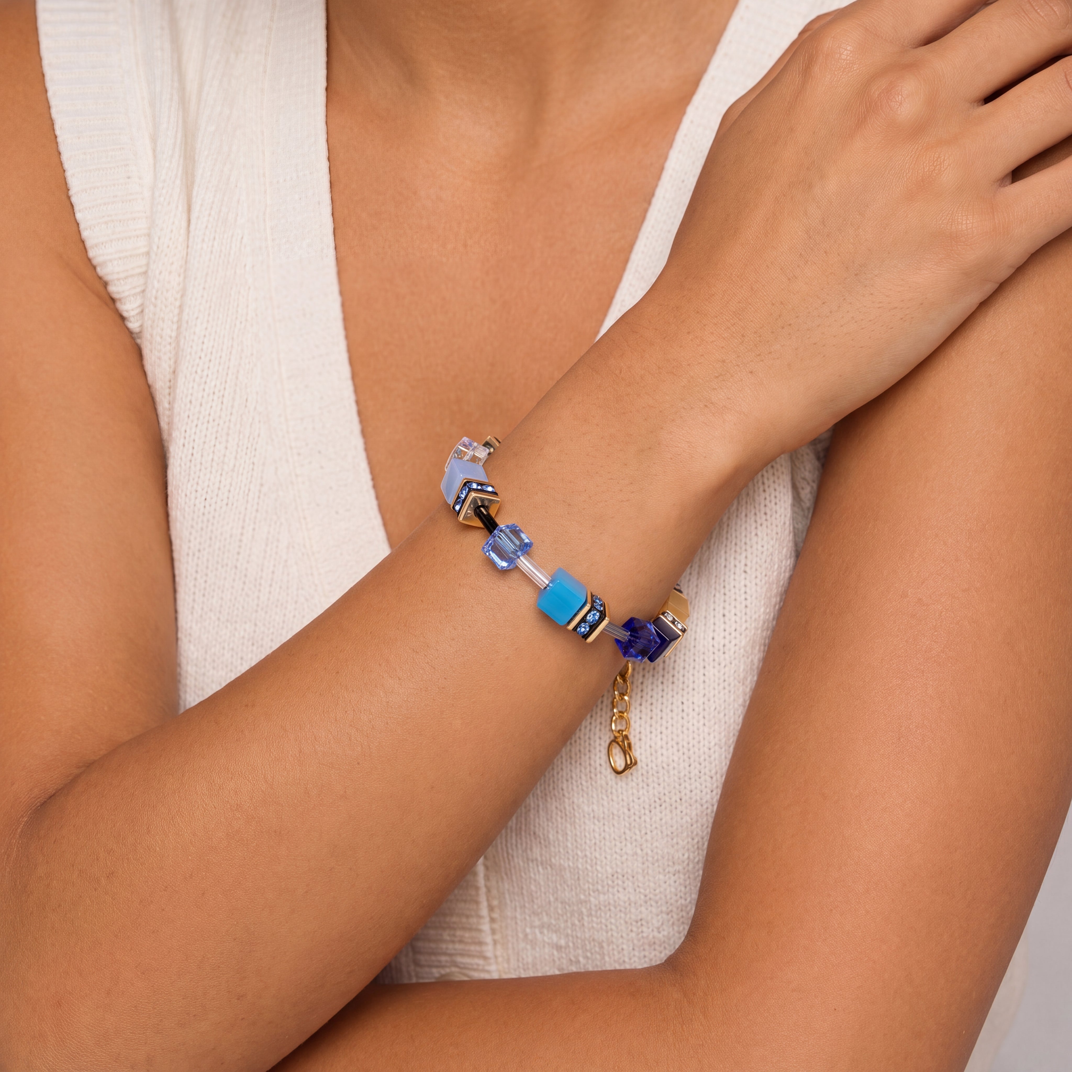 COEUR DE LION Bracelet GeoCUBE® Iconic Azure Glow or – sur mannequin
