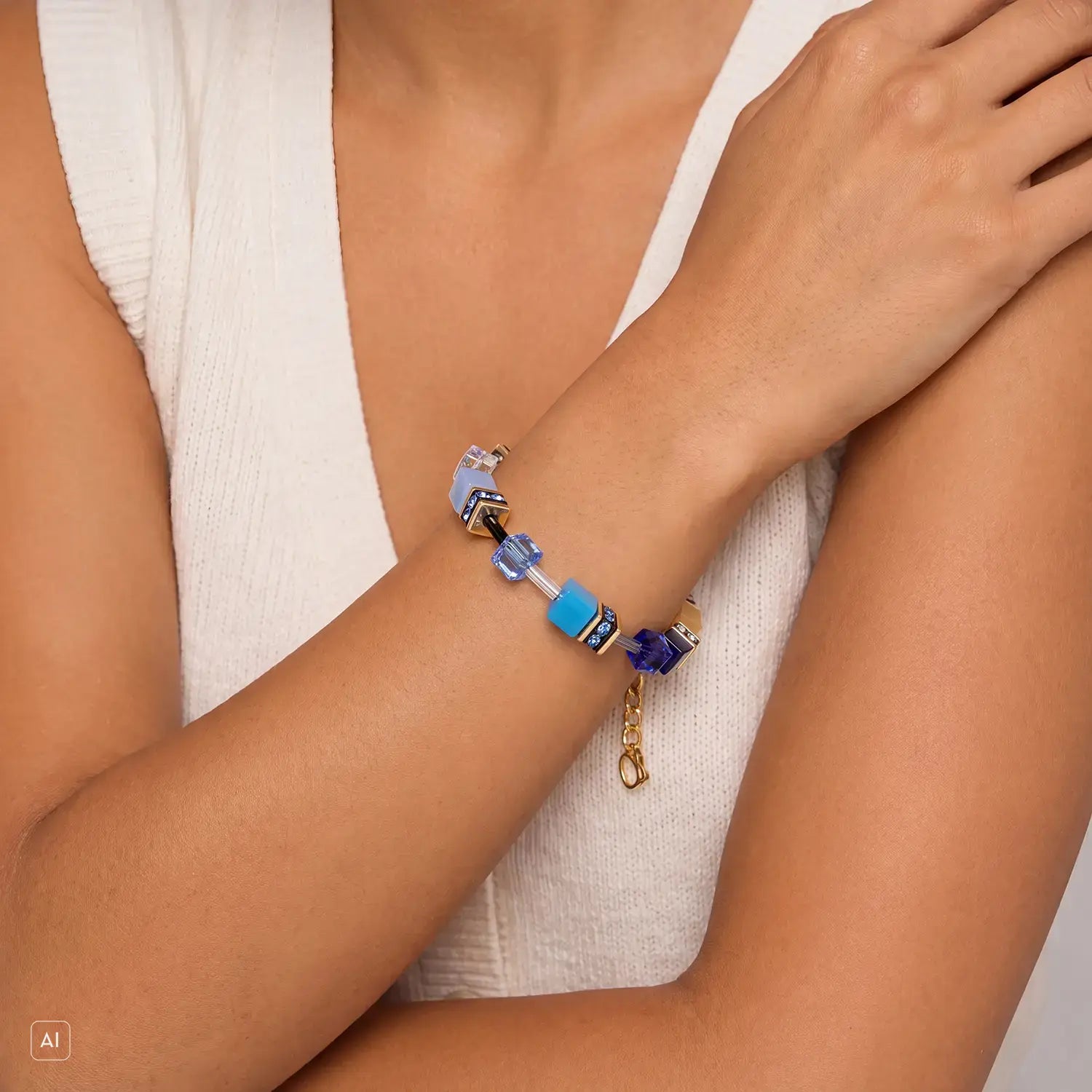 COEUR DE LION Bracelet GeoCUBE® Iconic Azure Glow or – sur mannequin