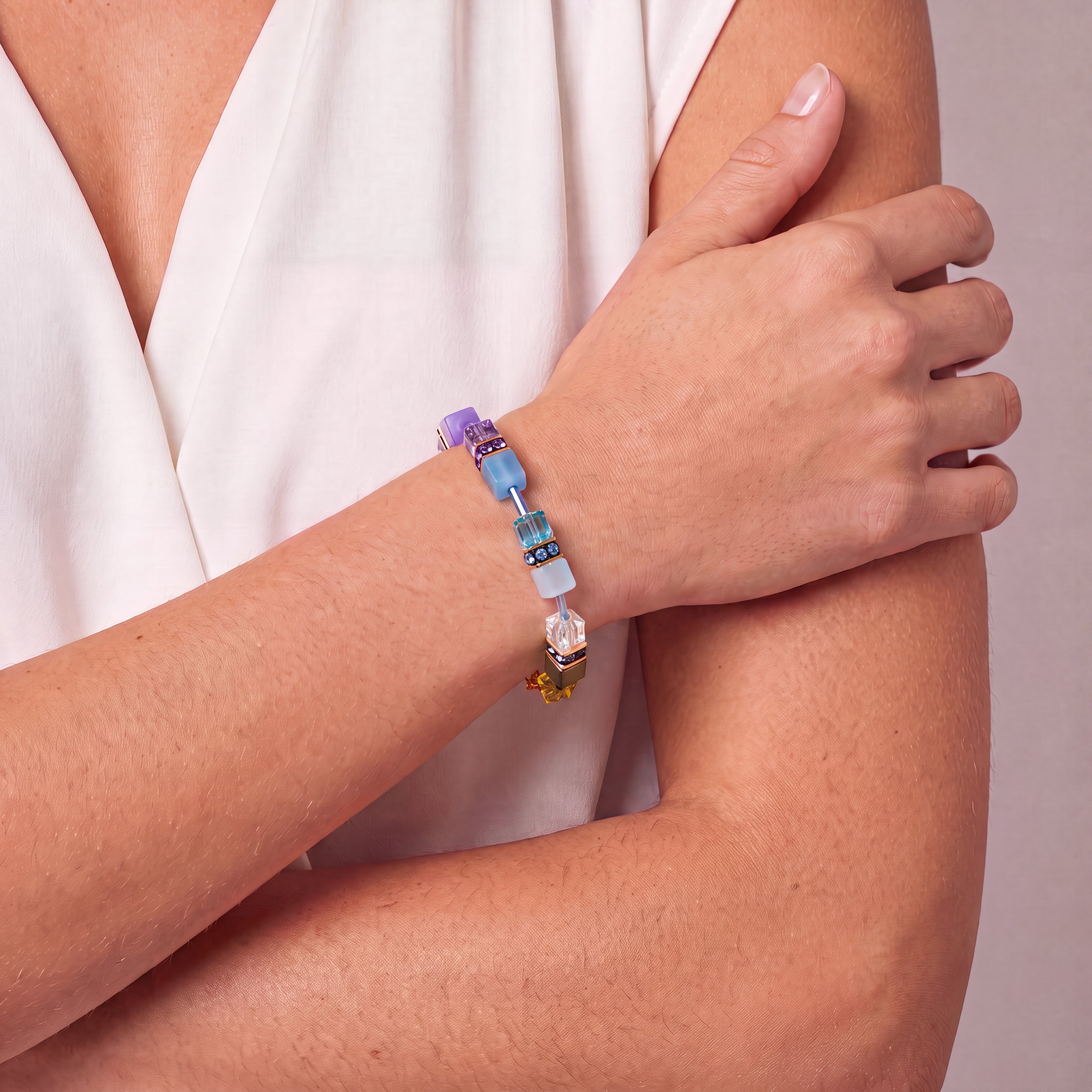 COEUR DE LION Bracelet GeoCUBE® Iconic Multicolor Boho or – sur mannequin