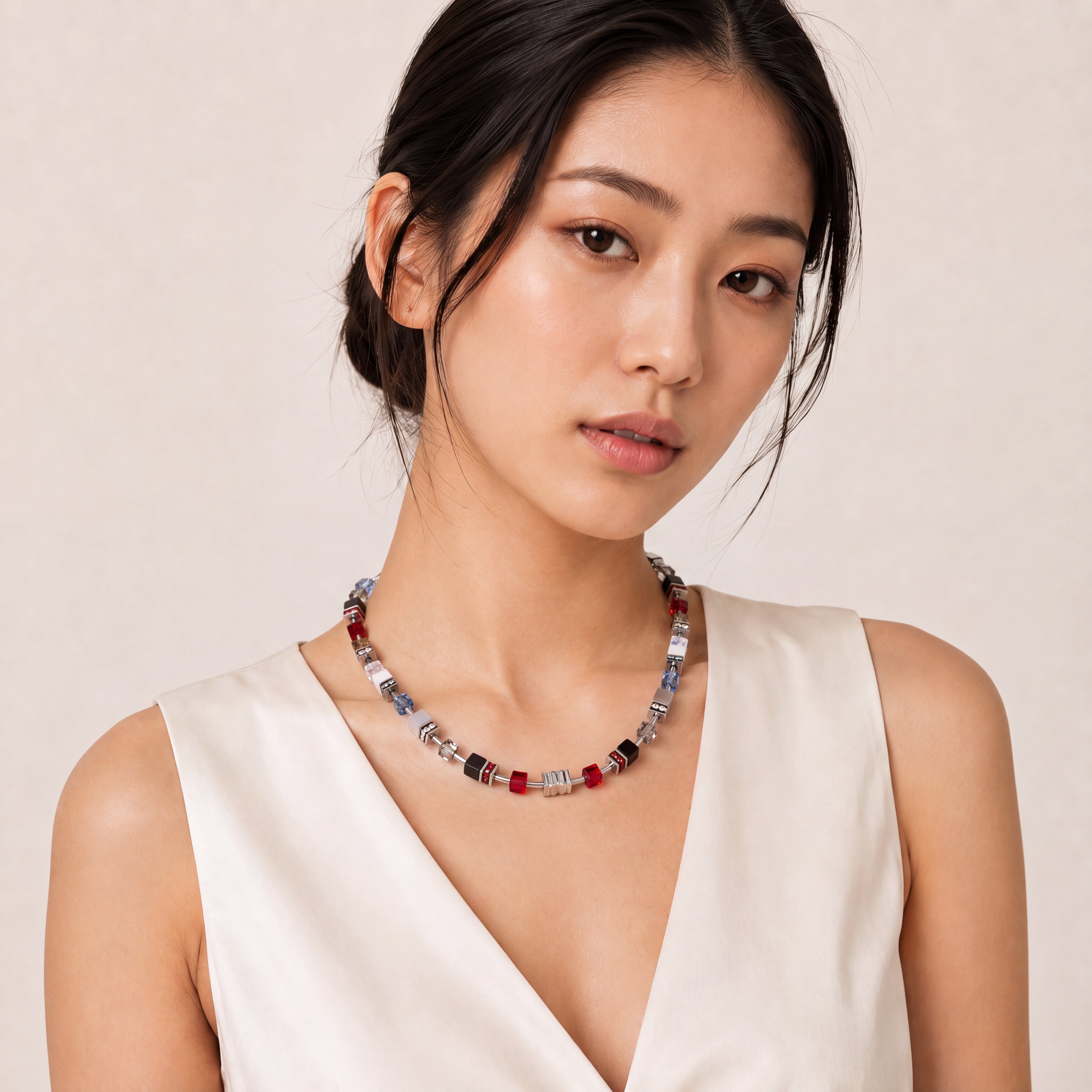 COEUR DE LION Collier GeoCUBE® Iconic Wave Urban argenté – sur mannequin