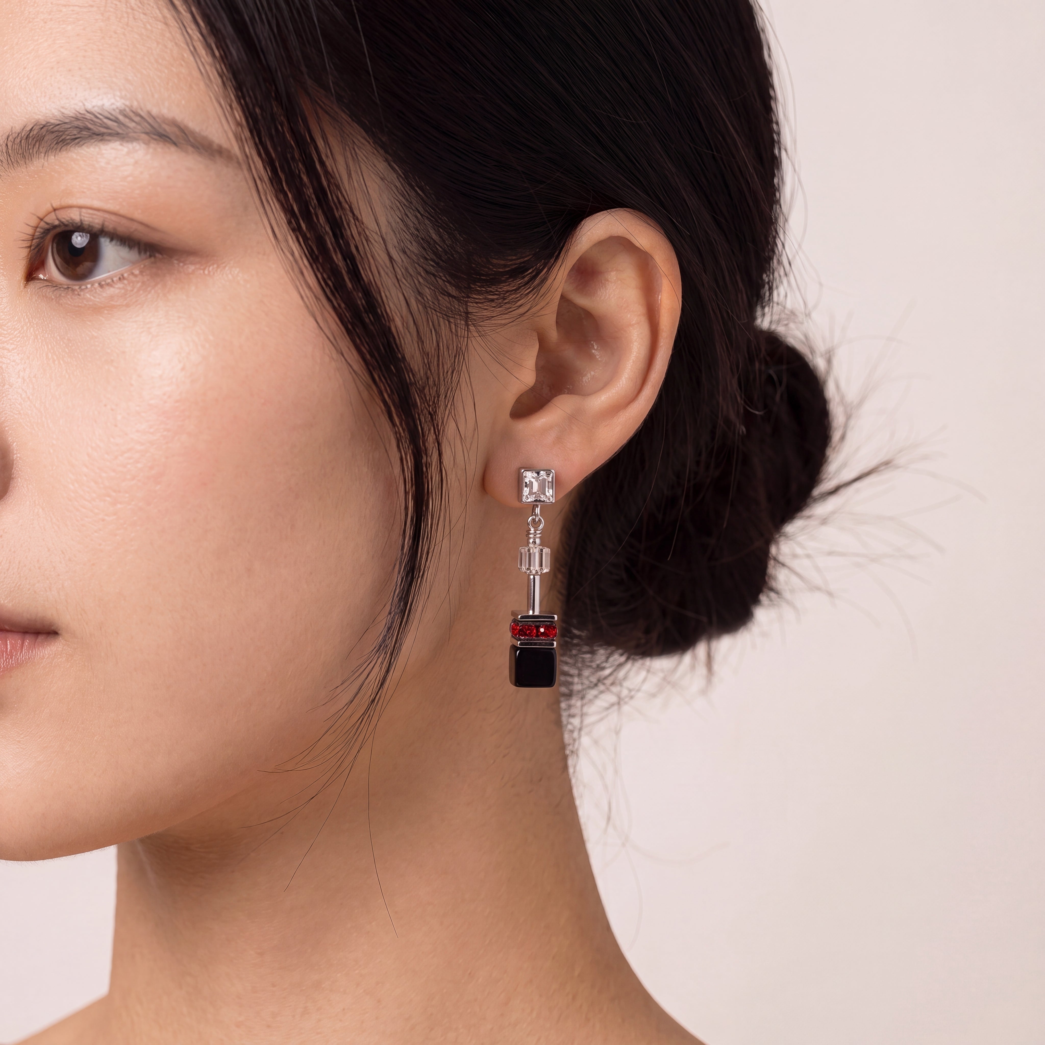 COEUR DE LION Boucles d'oreilles GeoCUBE® Iconic Wave Urban argenté – sur mannequin
