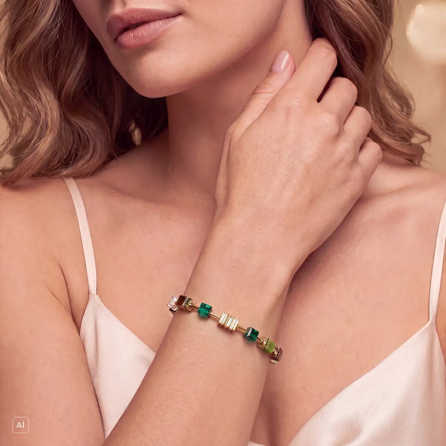 COEUR DE LION Bracelet GeoCUBE® Iconic Wave Forest doré – sur mannequin