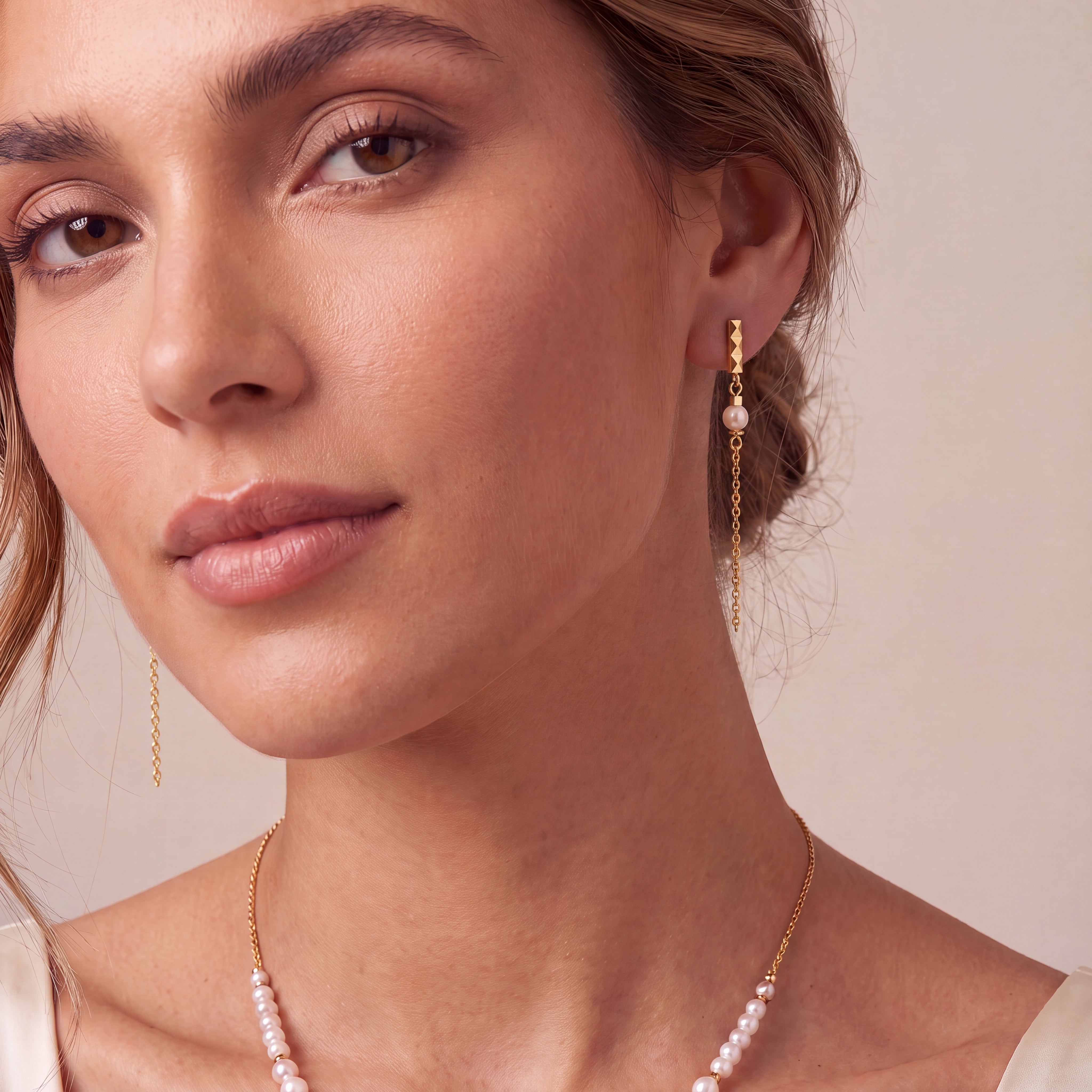 COEUR DE LION Boucles d'oreilles Slider Pearl Spike doré – sur mannequin