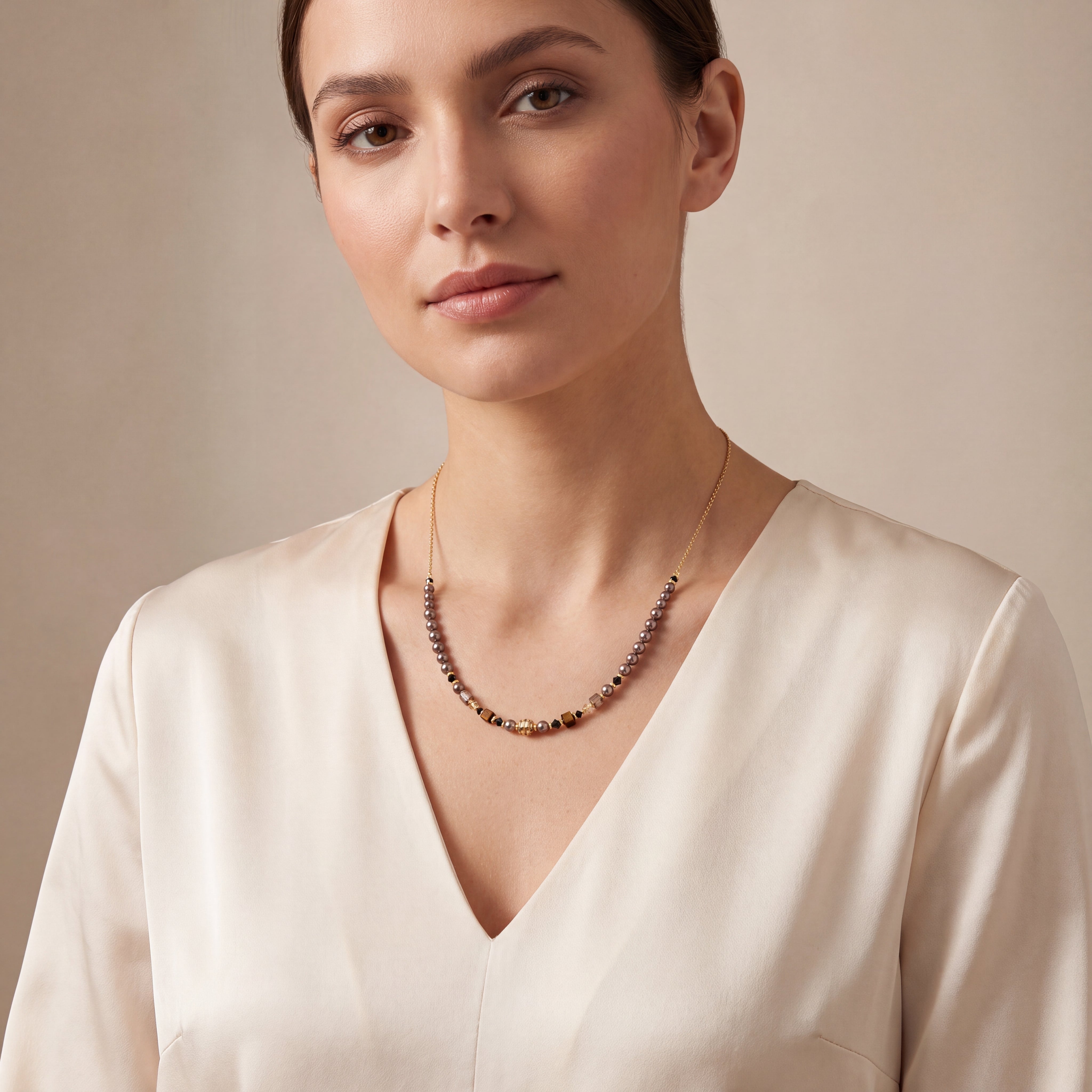 COEUR DE LION Collier Slider Wave Earth doré – sur mannequin