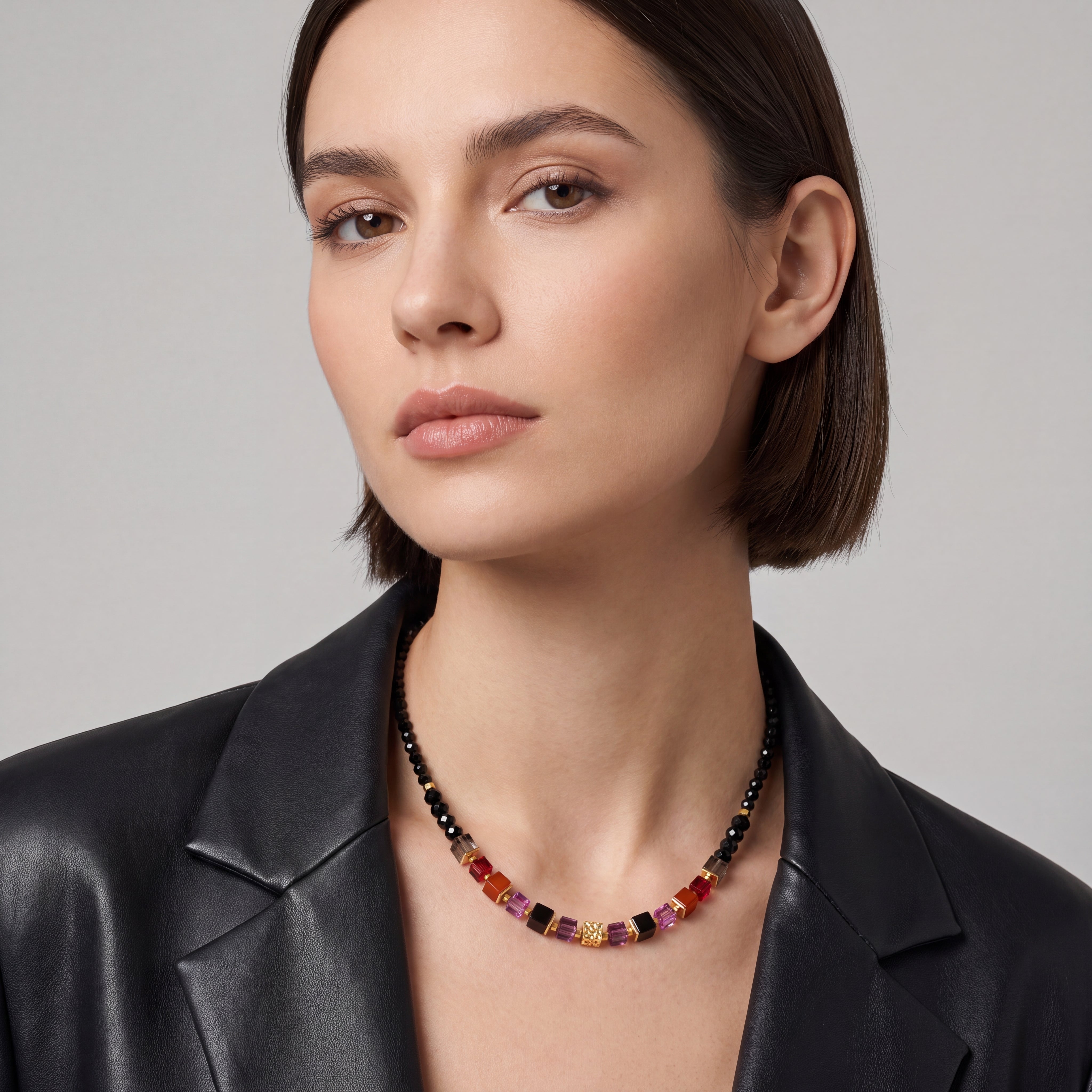 COEUR DE LION Collier Cube Mix Precious Berry doré – sur mannequin