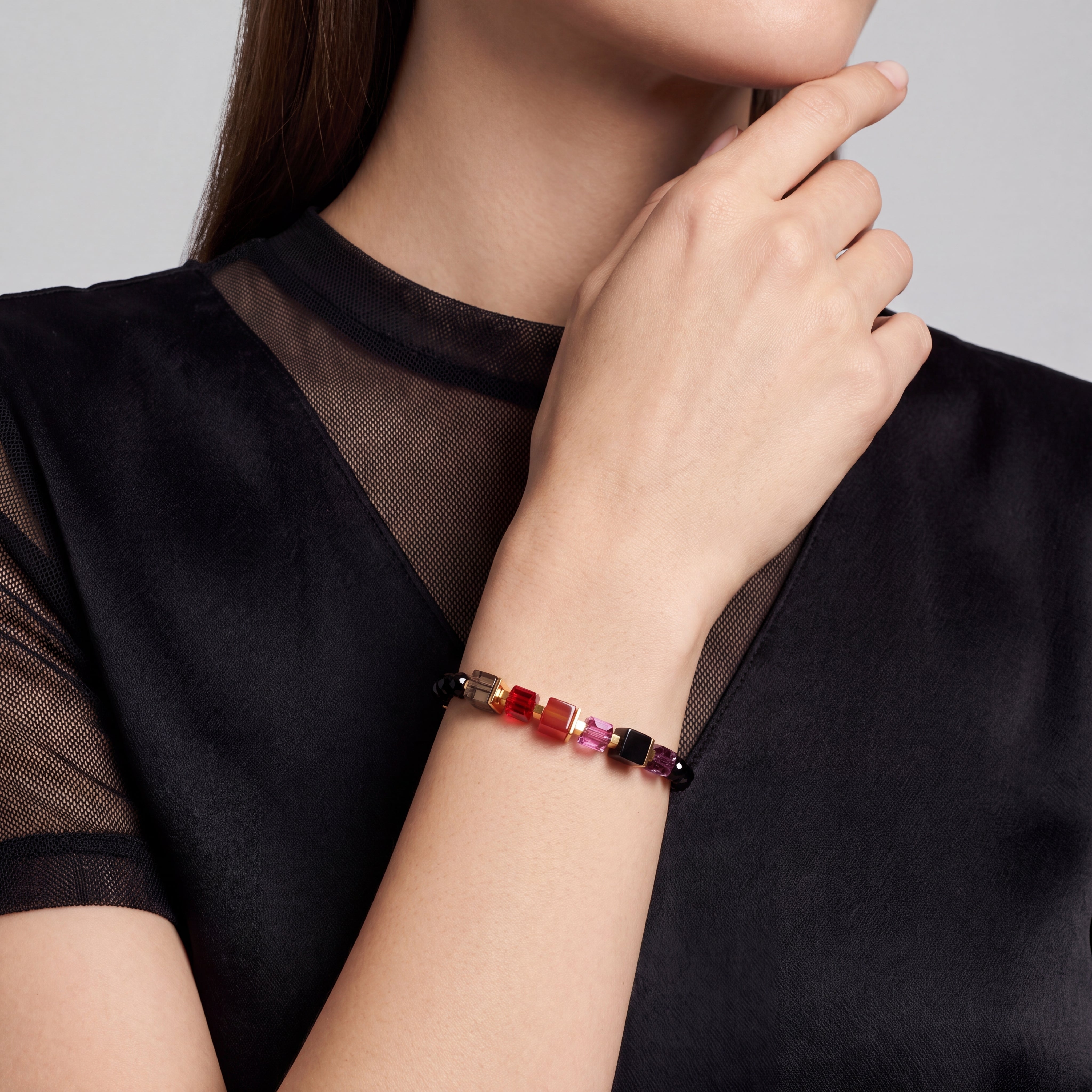 COEUR DE LION Bracelet Cube Mix Precious Berry doré – sur mannequin