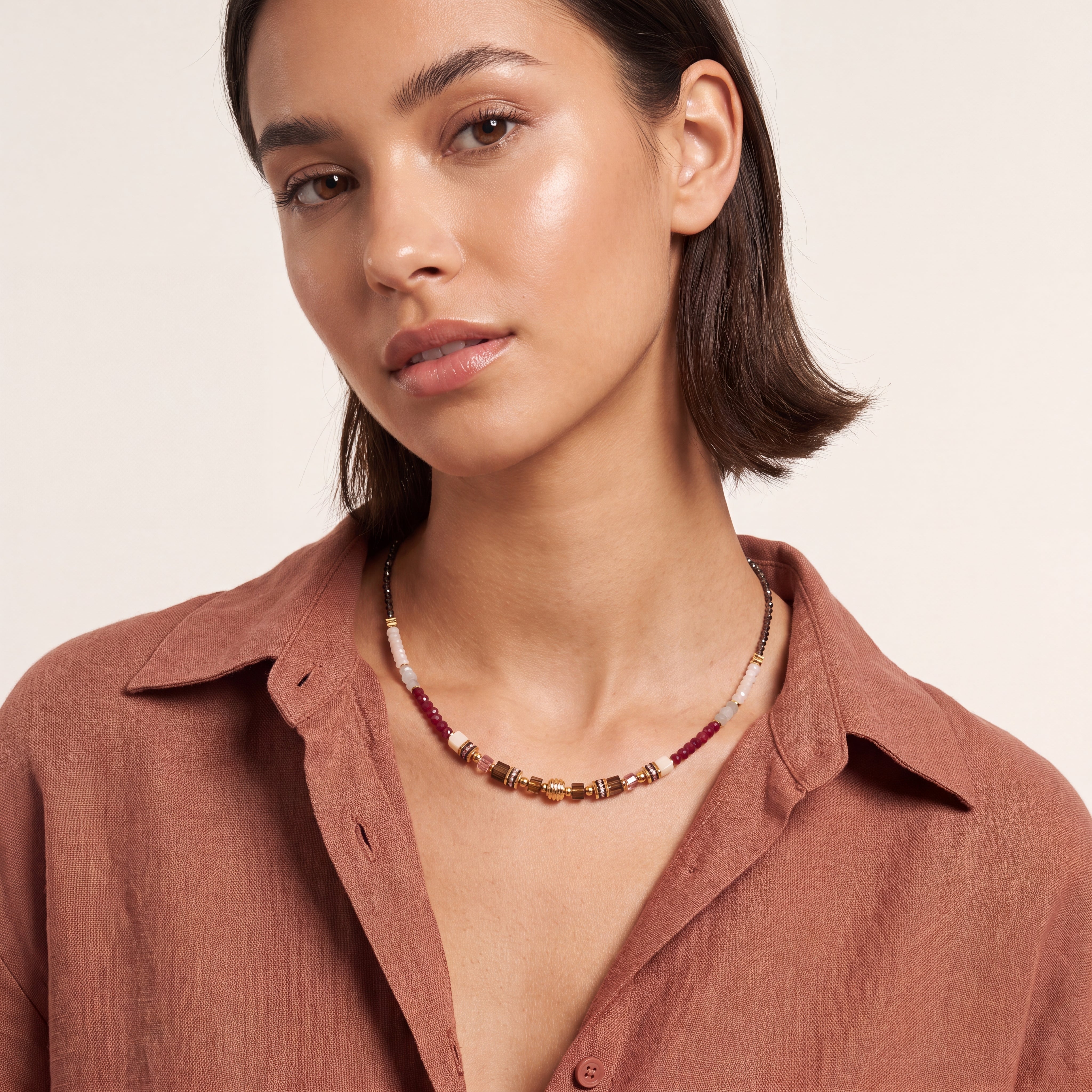 COEUR DE LION Collier GeoCUBE® Precious Grace Rose Smoke – sur mannequin