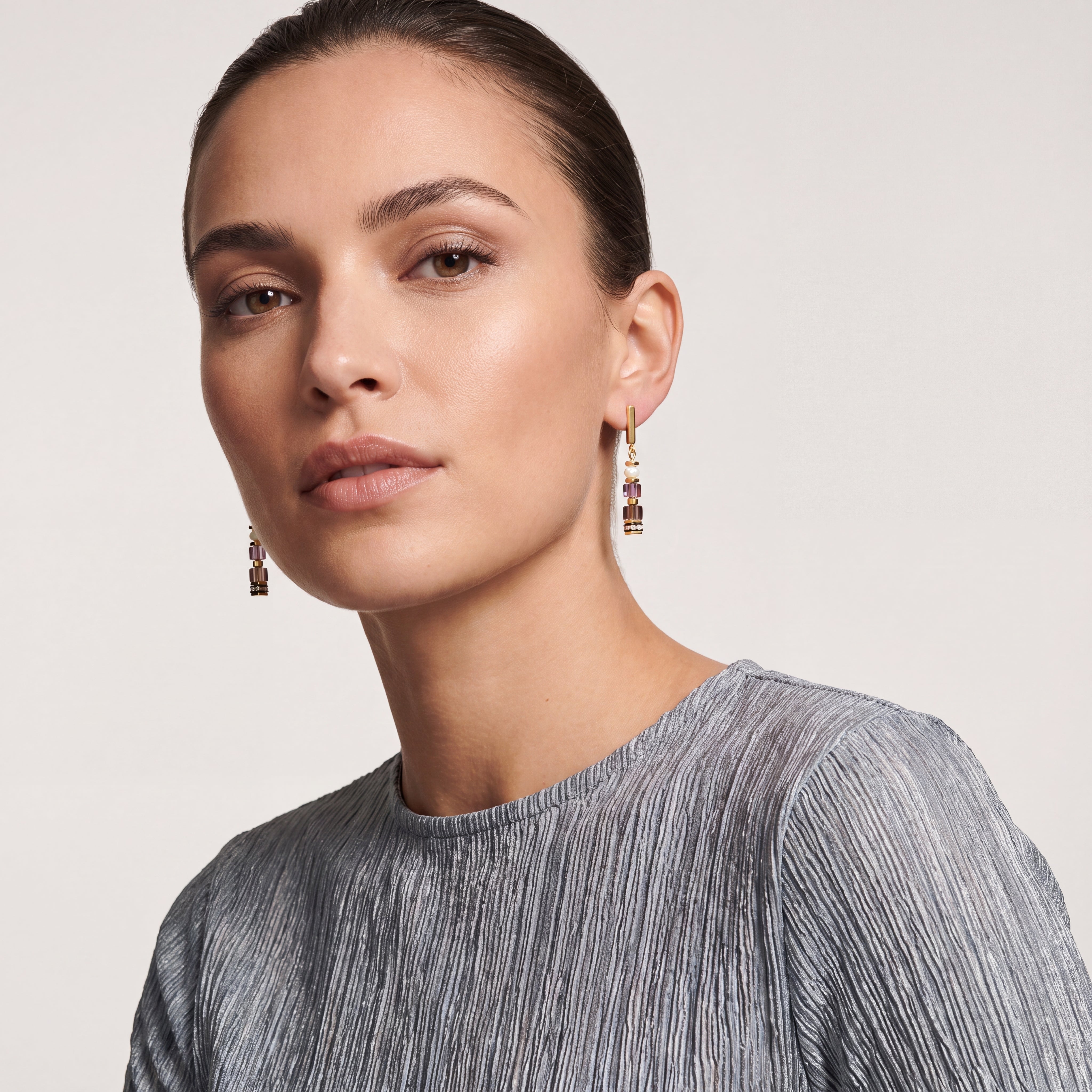 COEUR DE LION Boucles d'oreilles GeoCUBE® Precious Grace Rose Smoke – sur mannequin