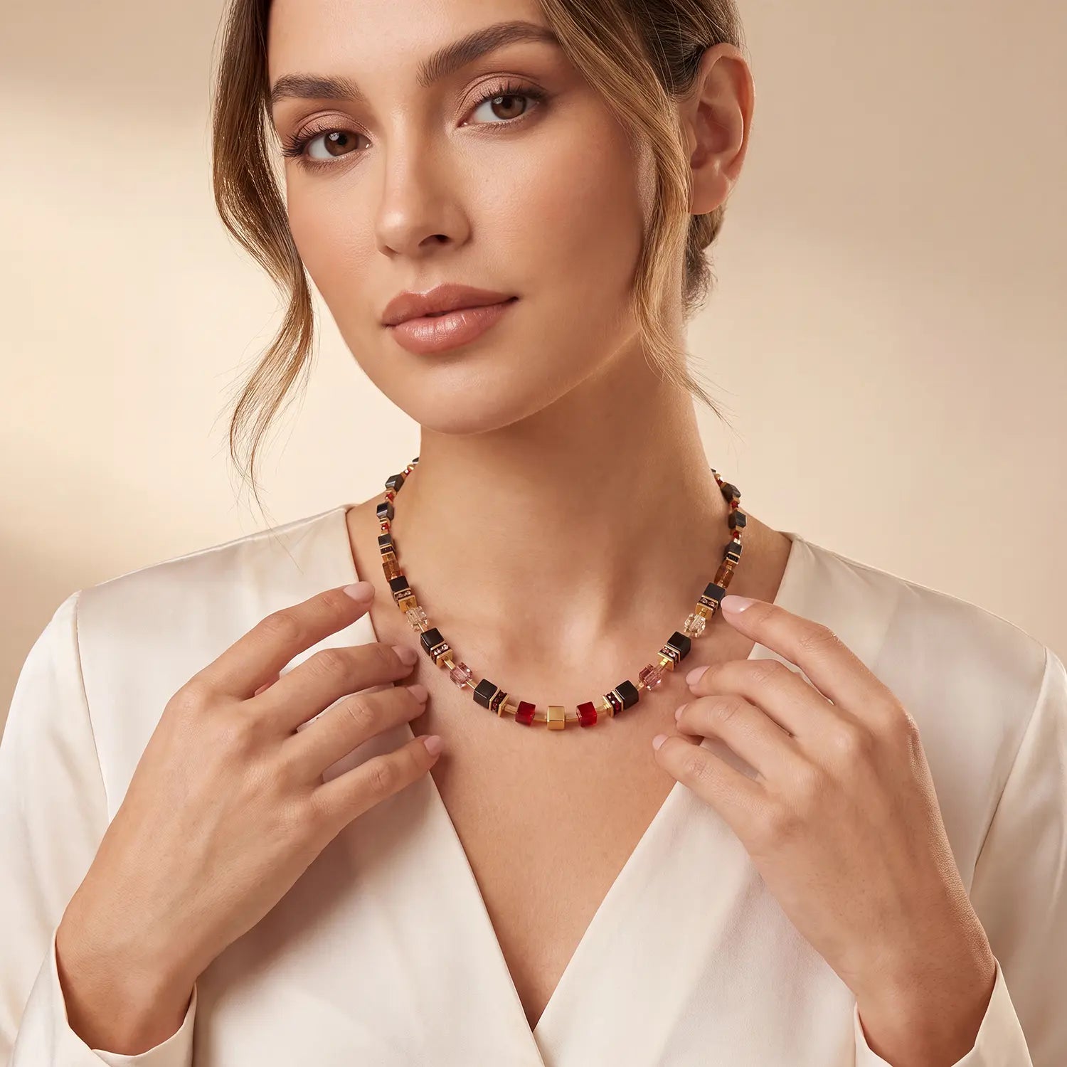 COEUR DE LION Collier GeoCUBE® Precious Classic Ruby Noir – sur mannequin