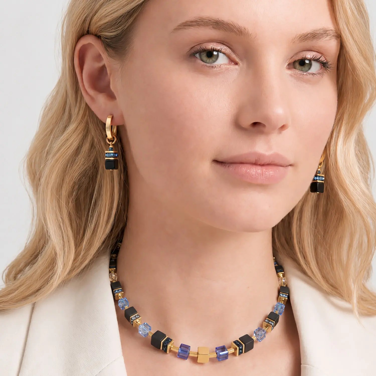 COEUR DE LION Collier GeoCUBE® Precious Classic Midnight Blue – sur mannequin